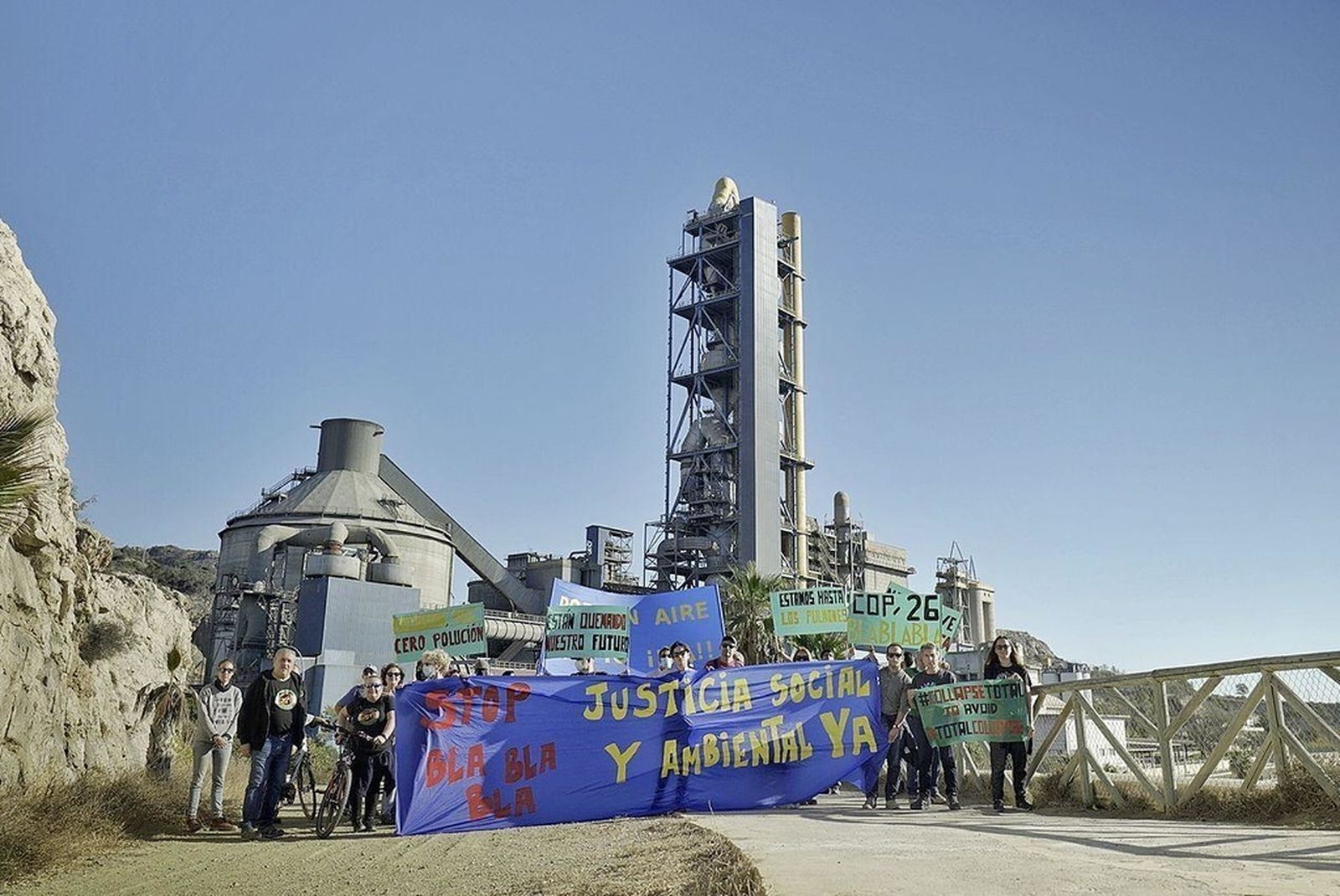 Activistas despliegan varias pancartas