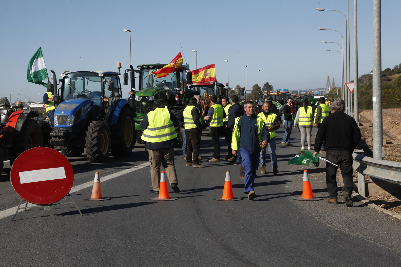 Imágenes de la manifestación de agricultores en el Puente Internacional del Guadiana