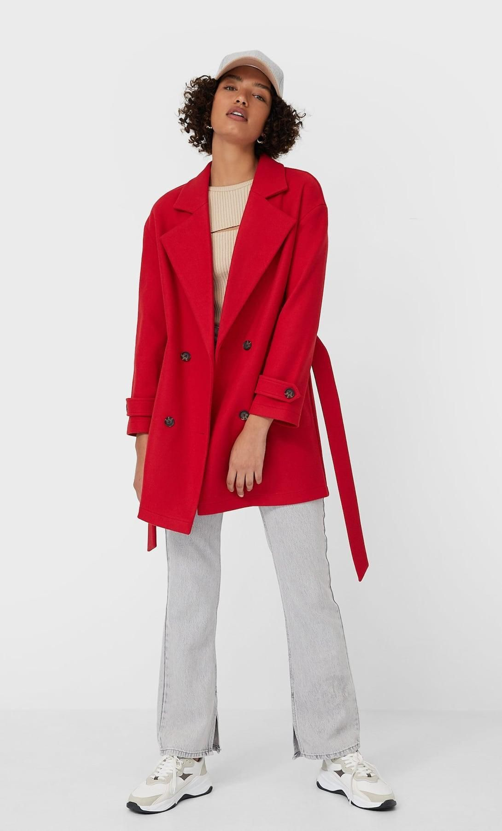 Abrigo rojo de Stradivarius (39,99 euros).