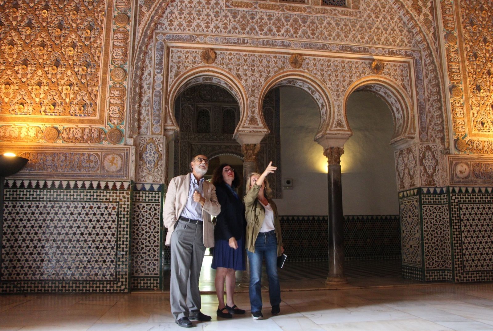 Bernardo Bueno, alcaide del Alcázar; Isabel Rodríguez, directora del palacio; y Rocío Campos, una de las restauradoras, contemplan el estado de las yeserías.
