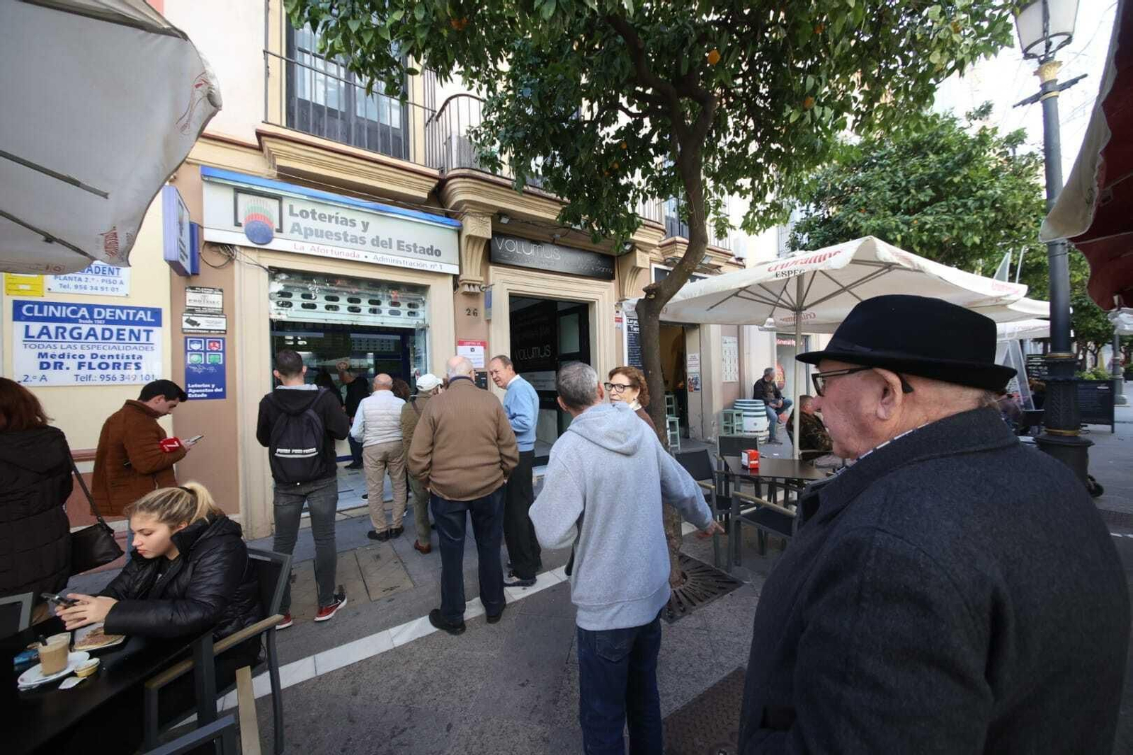 Colas este lunes en la administración de Loterías de la calle Larga. Colas este lunes en la administración de Loterías de la calle Larga.