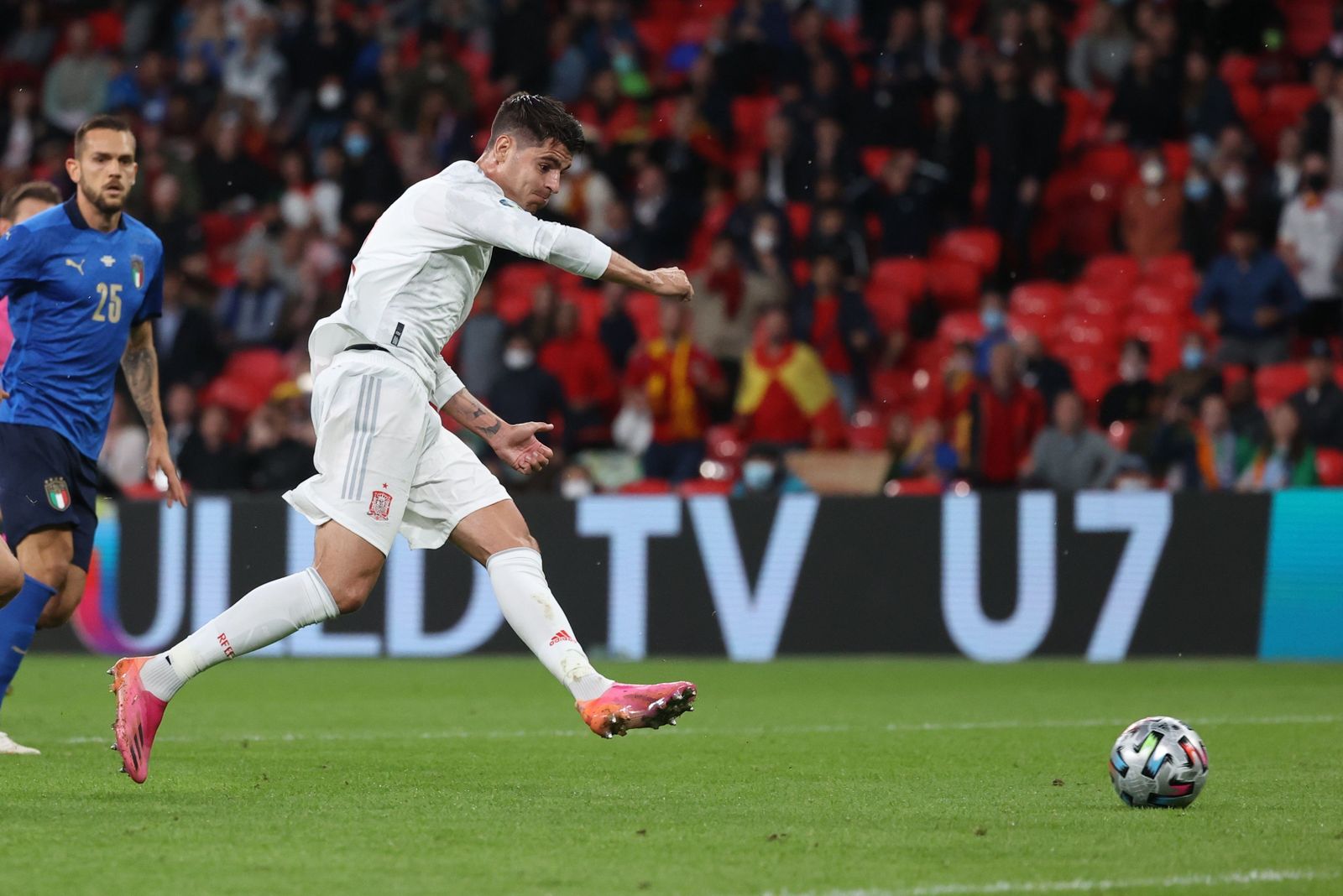 Morata remata para lograr el empate.