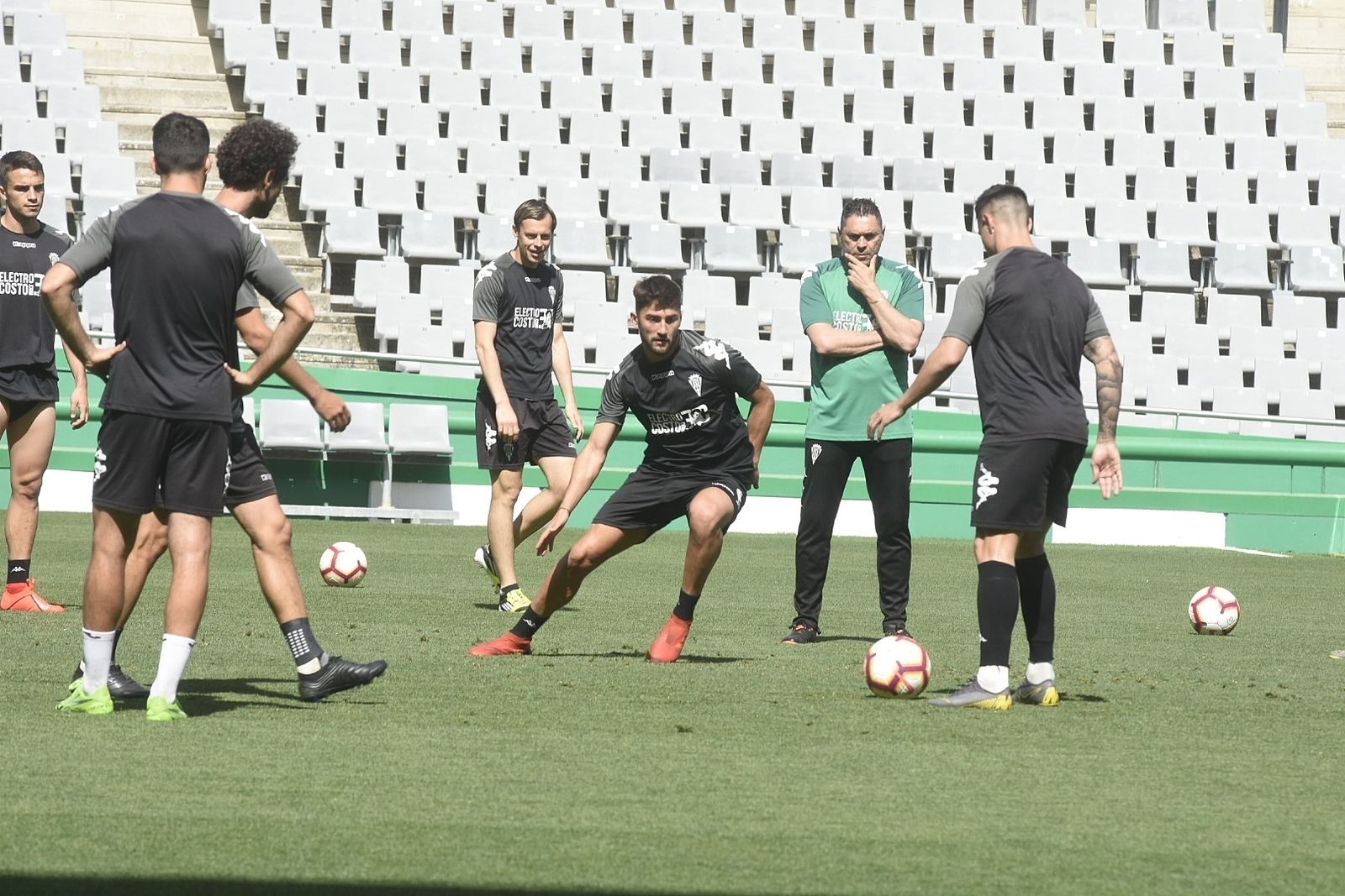 Chuma presiona a Jaime en el último entrenamiento ante la mirada de Javi Lara y Rafa Navarro.