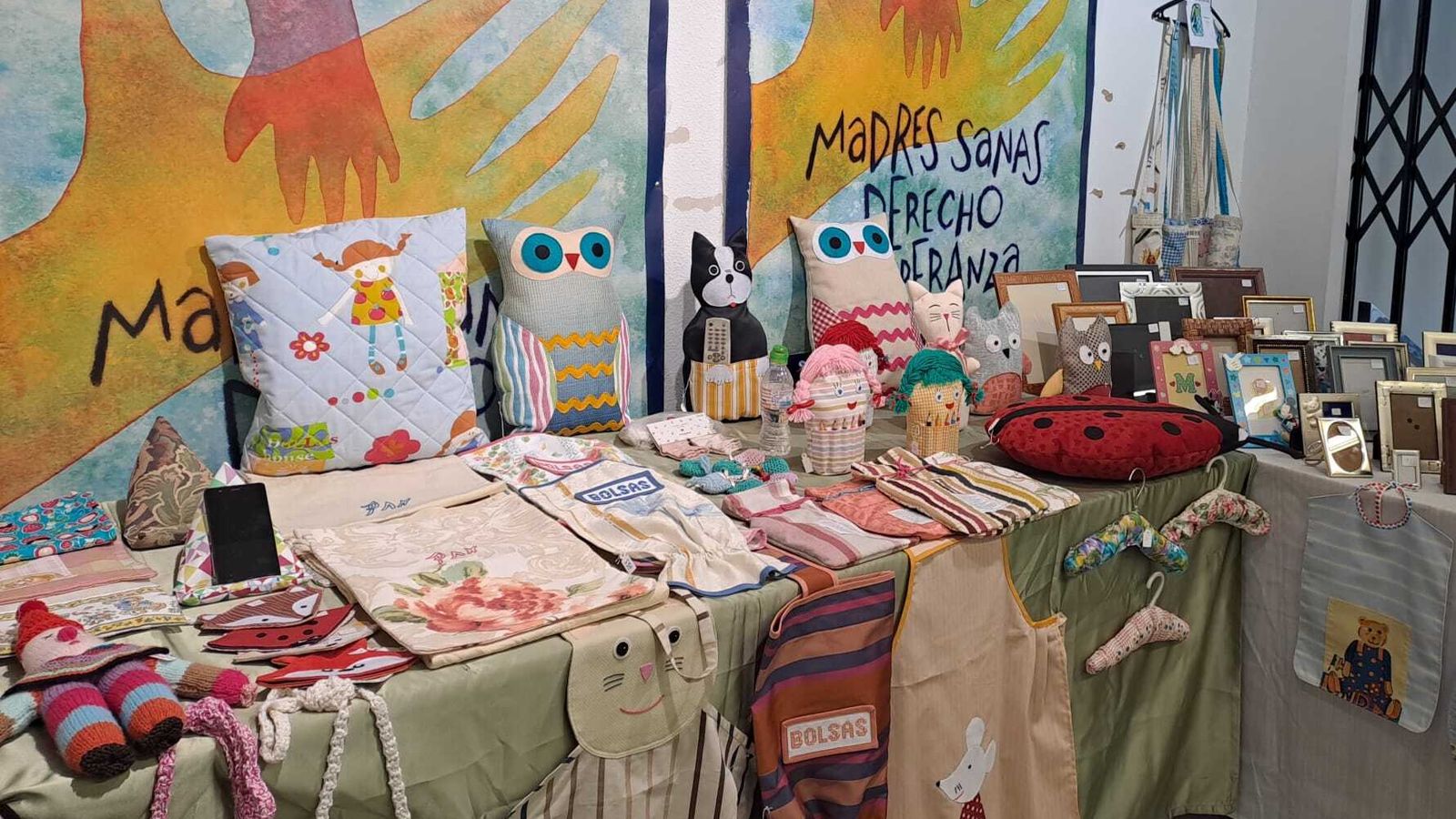 Cerámica, artículos de decoración de Navidad, cristalerías y vajillas, abanicos diseñados por Caprile o manualidades, son algunos de los artículos que se pueden encontrar en el Mercadillo Solidario que este año ha abierto sus puertas en la capital