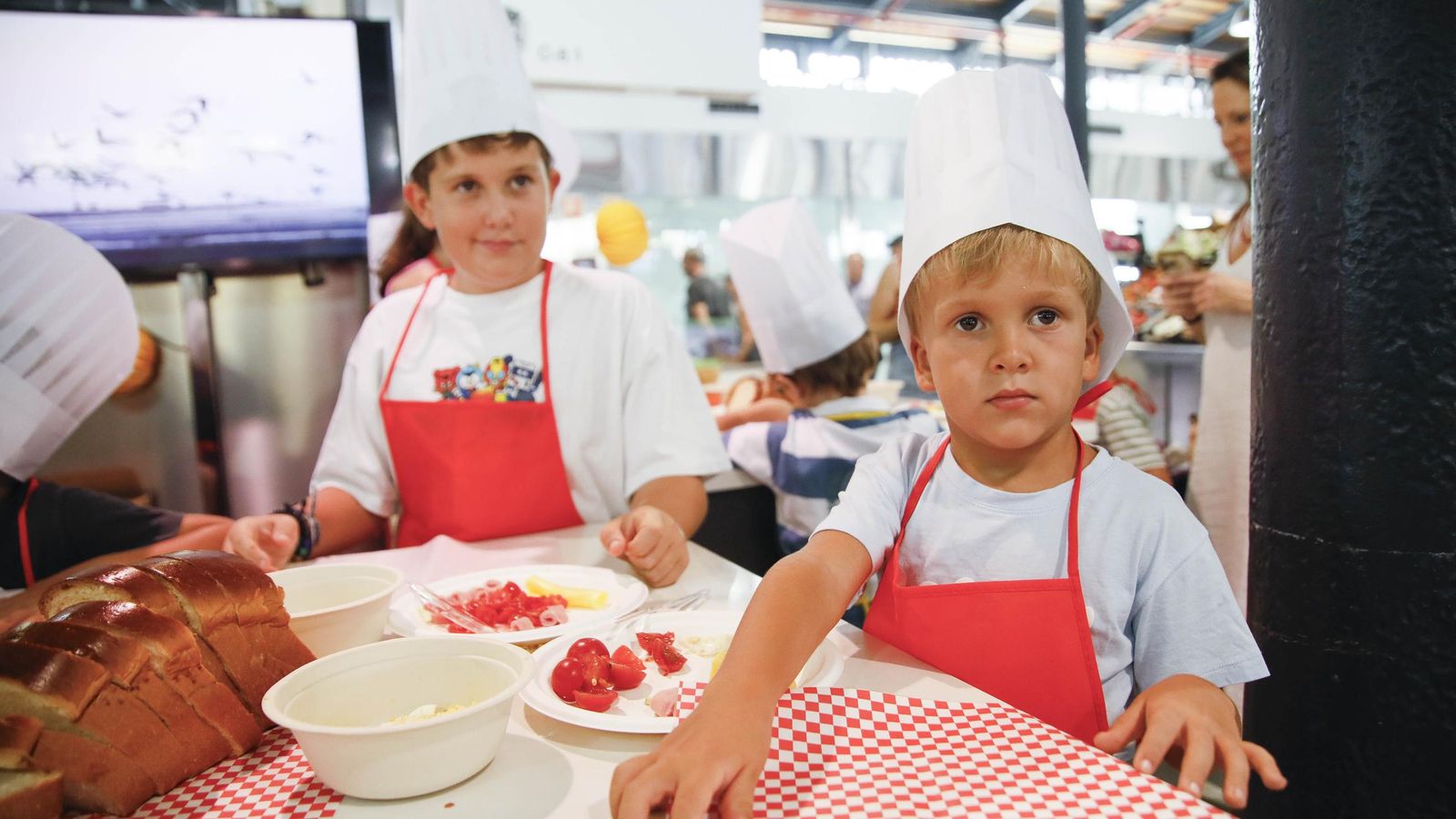 Las imágenes del taller infantil de cocina en el mercado de Almería