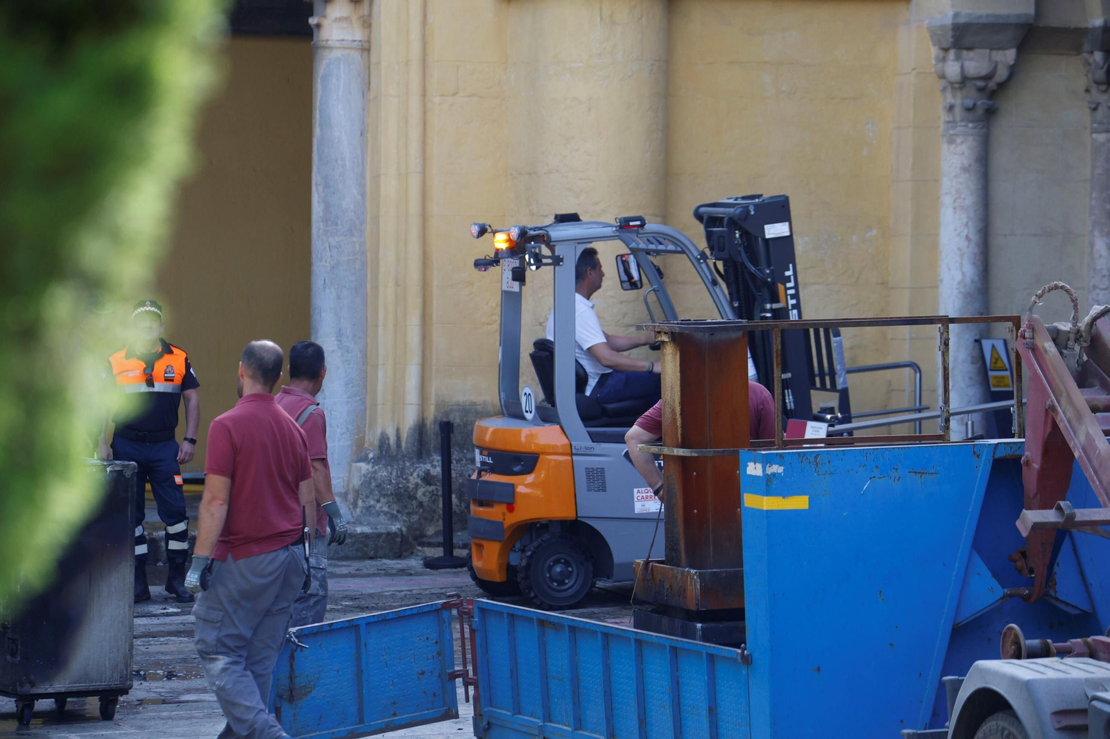 El día después del incendio en la Mezquita-Catedral de Córdoba, en imágenes