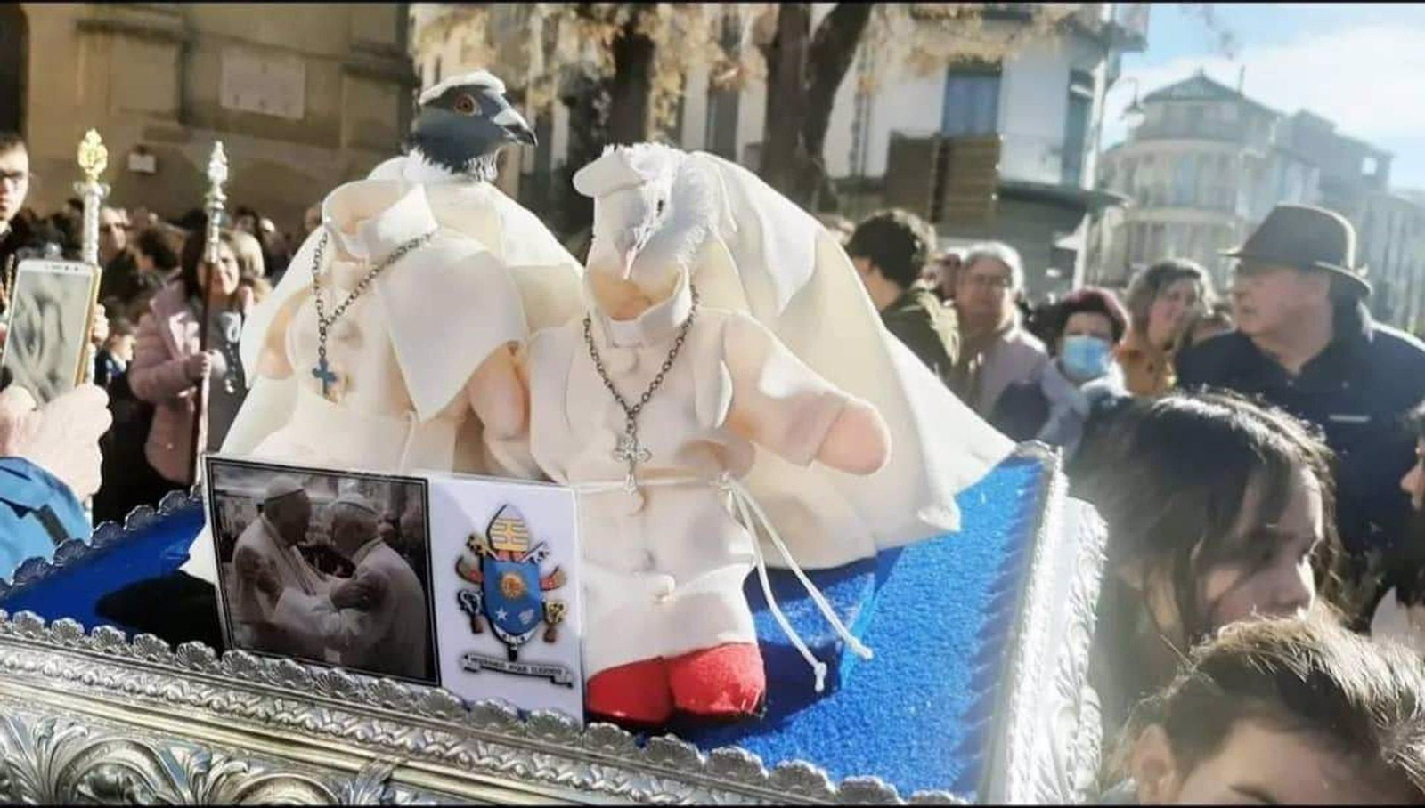 Pacma exige "la cancelación inmediata" de la procesión de palomos disfrazados en Alcalá la Real.