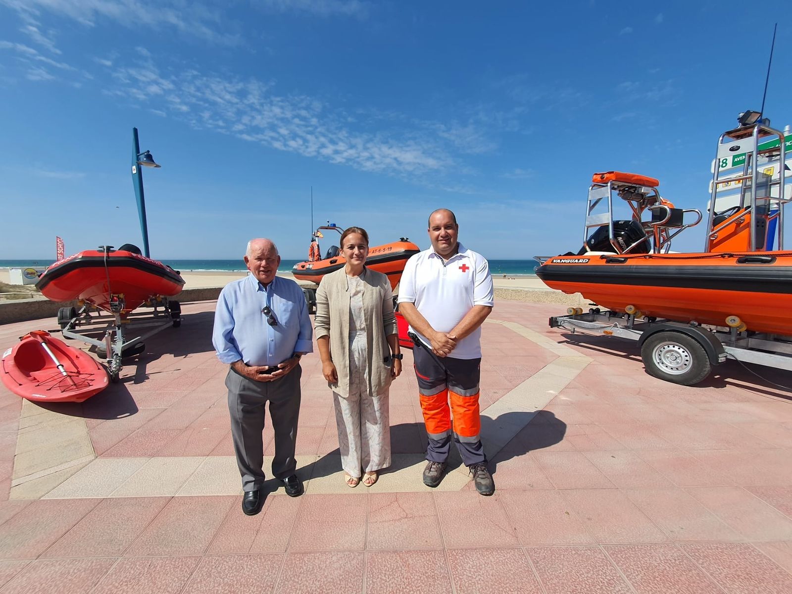 La delegada municipal de Playas en funciones, Ana González; el presidente de Cruz Roja Española en Chiclana, Antonio Piñero; y el coordinador del servicio de salvamento y socorrismo, José Antonio Rodríguez Santana,