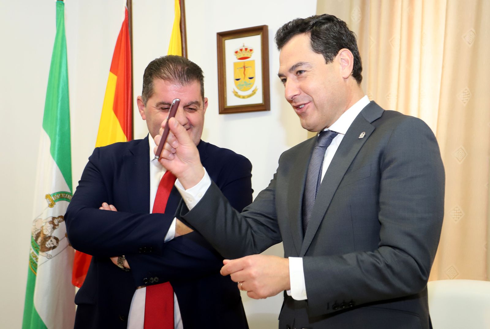 Imágenes de la visita del presidente de la Junta, Juanma Moreno a Jabugo, Ayuntamiento y sede de la DO Jabugo.