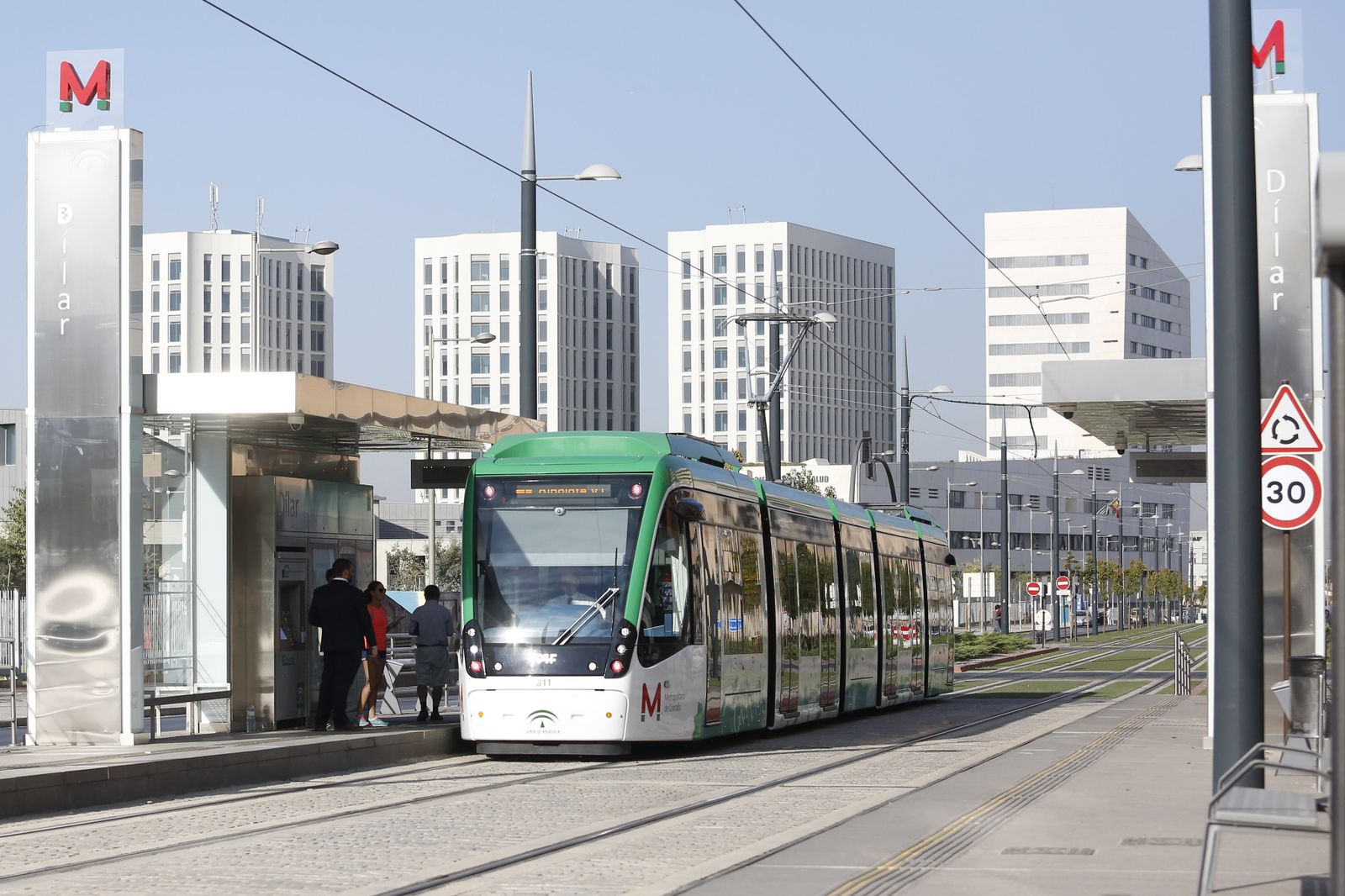 El Metro a su paso por el Campus de la Salud.