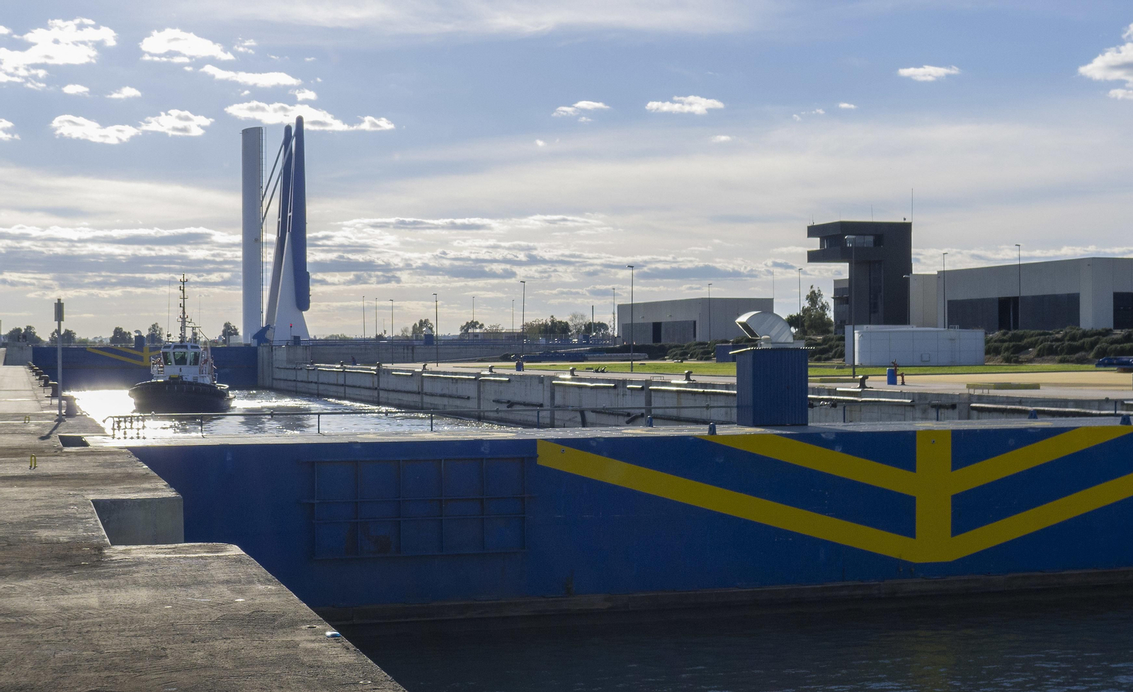 Nueva esclusa del Guadalquivir Se inauguró en 2010 como la más grande de Europa y la quinta del mundo. La obra: 16.000 horas de ingeniería y 300 empleos.