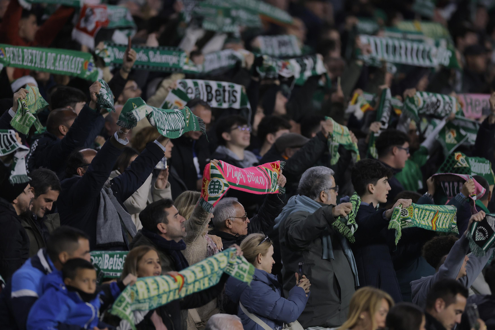 Búscate en las fotos del Betis-Girona