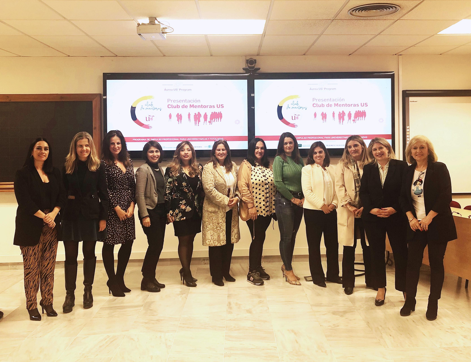 Foto de familia del Club de Mentoras US.