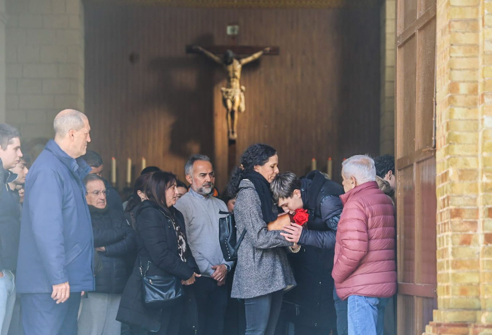 Davinchi besa la urna con los restos de su padre.