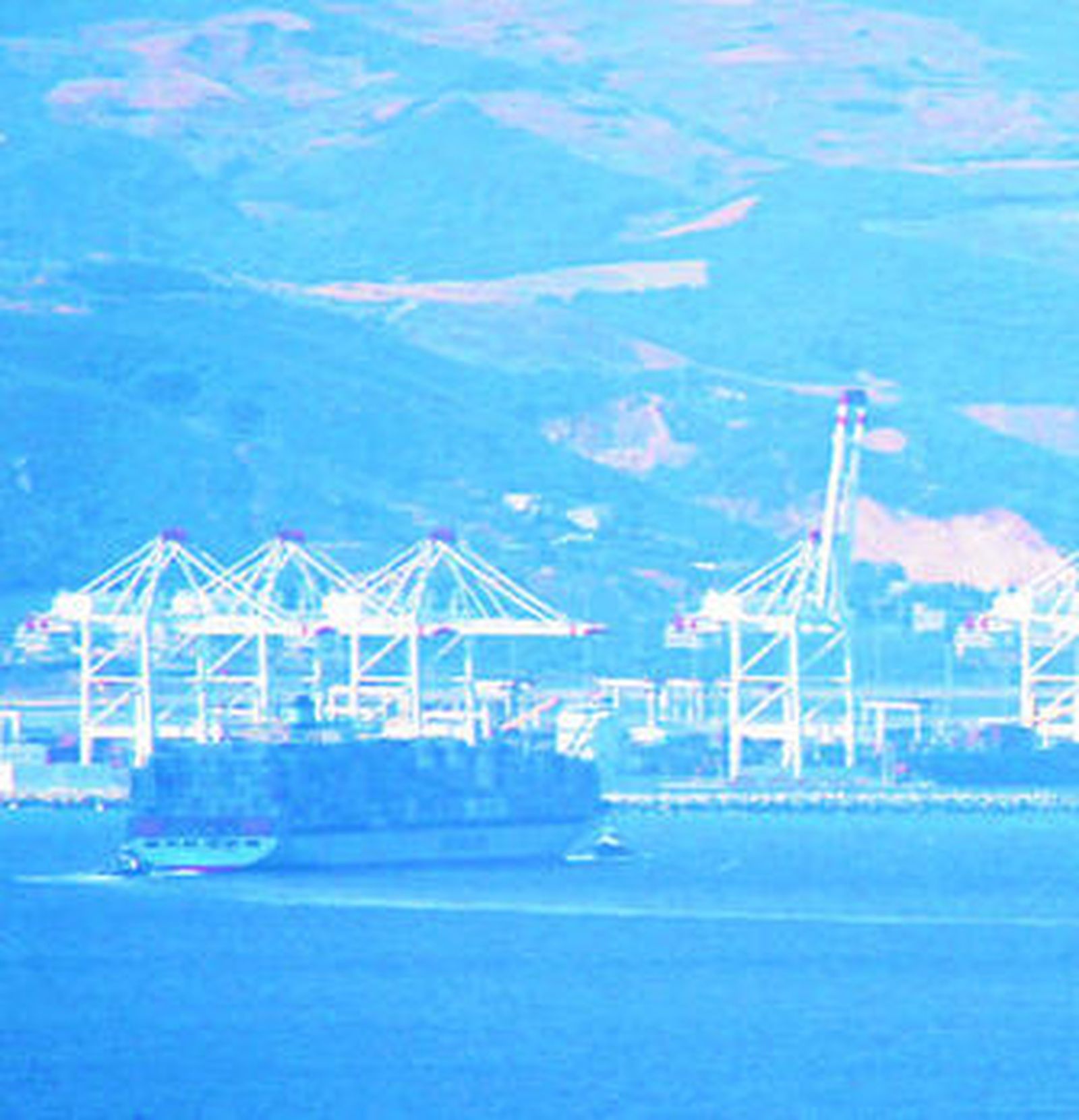Un portacontenedores avanza hacia el puerto de Tánger-Med, en una imagen de archivo.