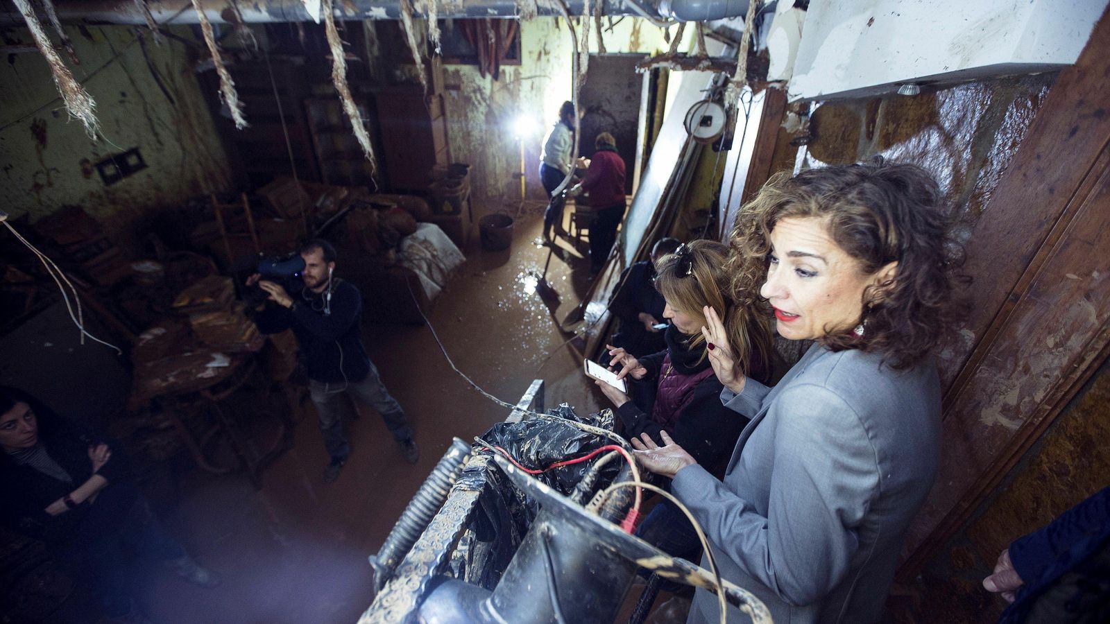 La ministra, en uno de los garajes.