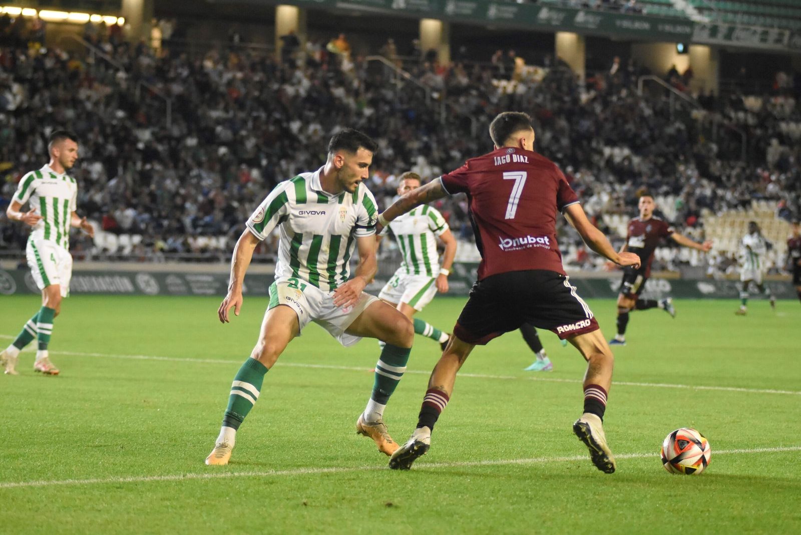 Iago Díaz intenta irse de un defensor del Córdoba.