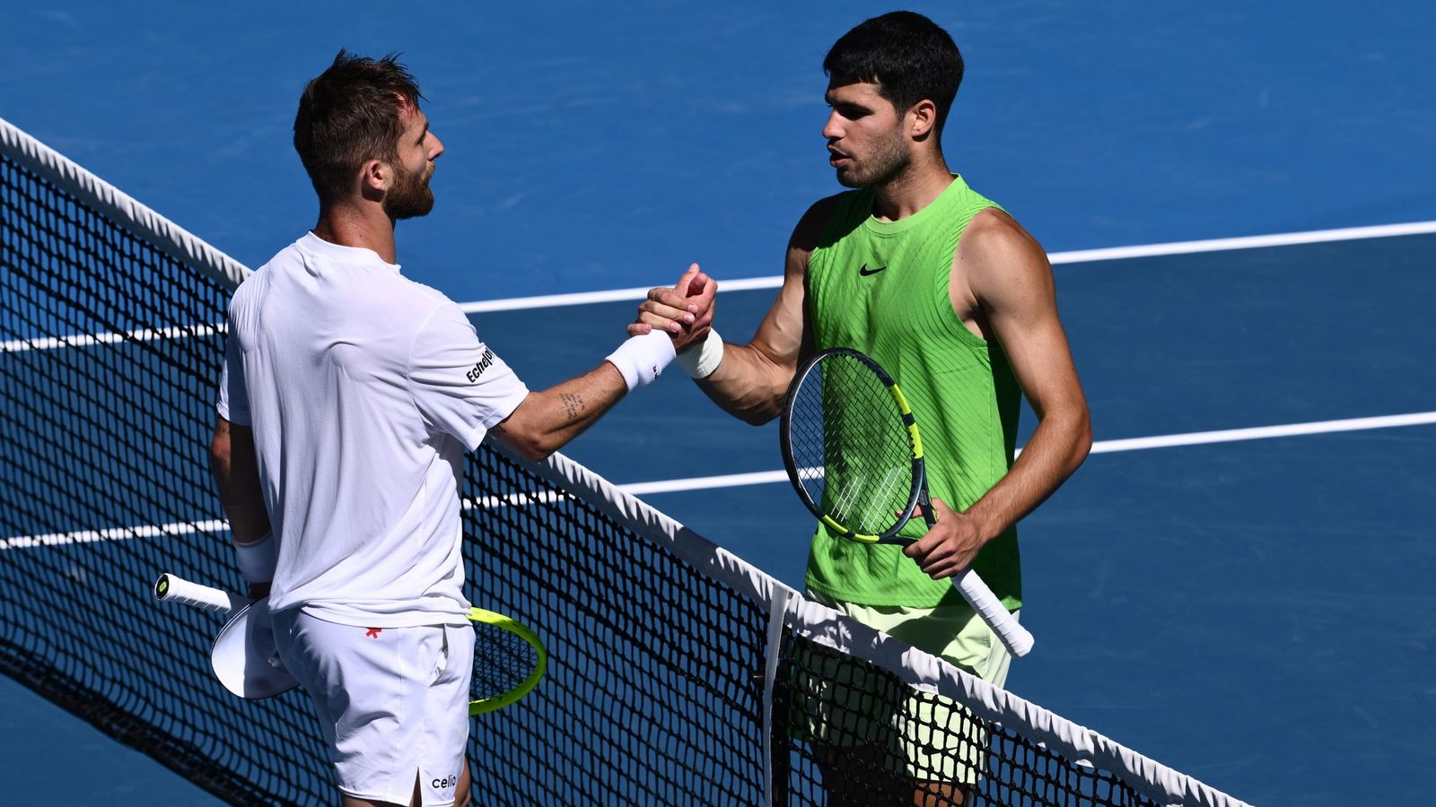 Carlos Alcaraz y Corentit Moutet, al final del partido en Melbourne Park