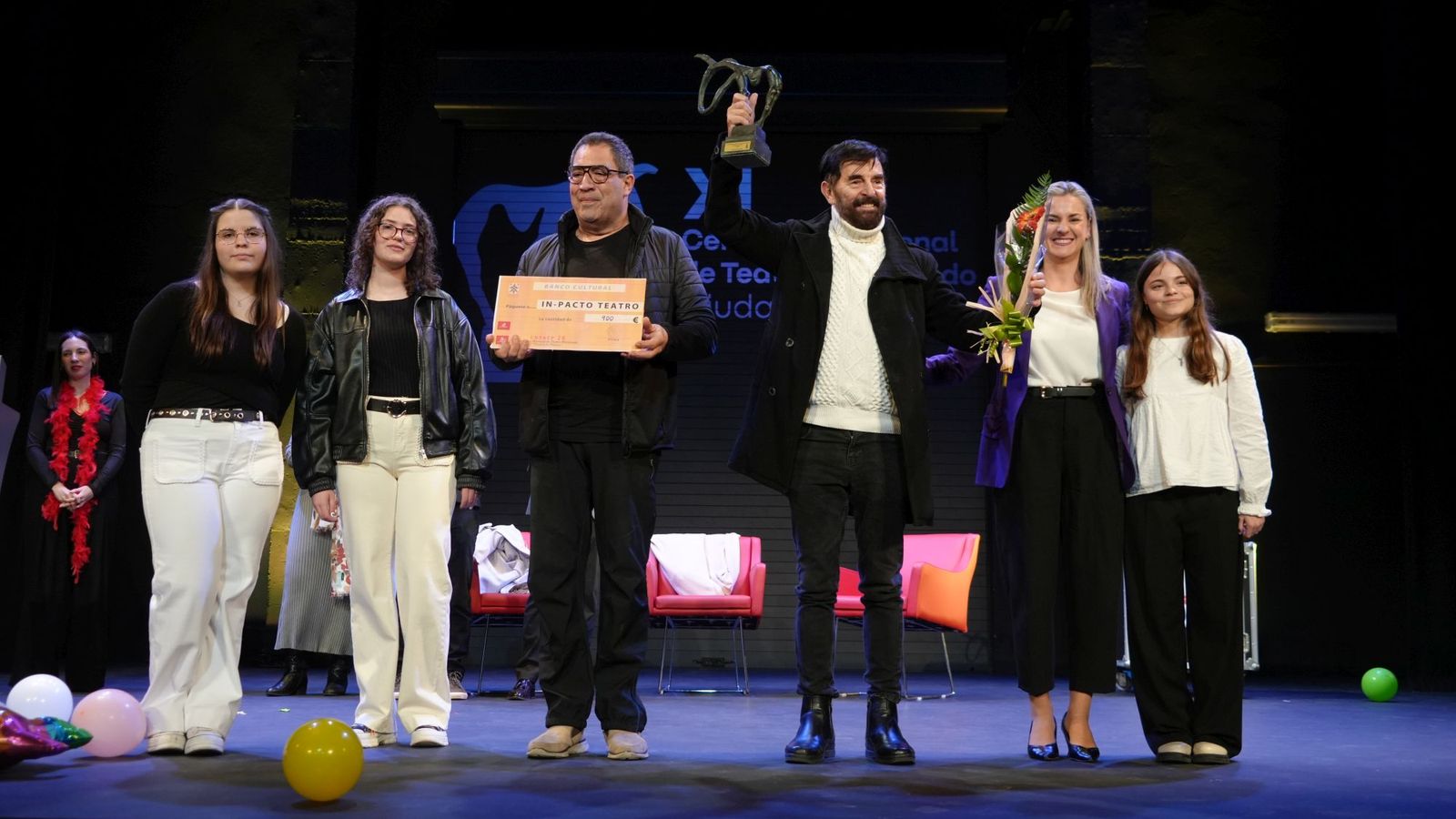 Entrega a In Pacto del el segundo premio del XI Certamen Nacional de Teatro Aficionado “Ciudad de Platero”.