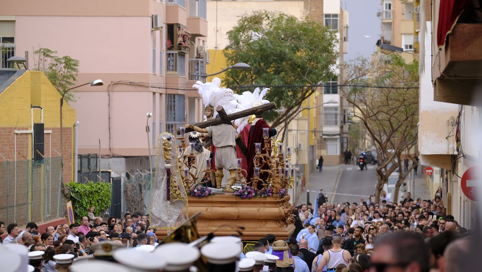 La Procesión de Los Ángeles de sobrepuso a la lluvia, en imágenes