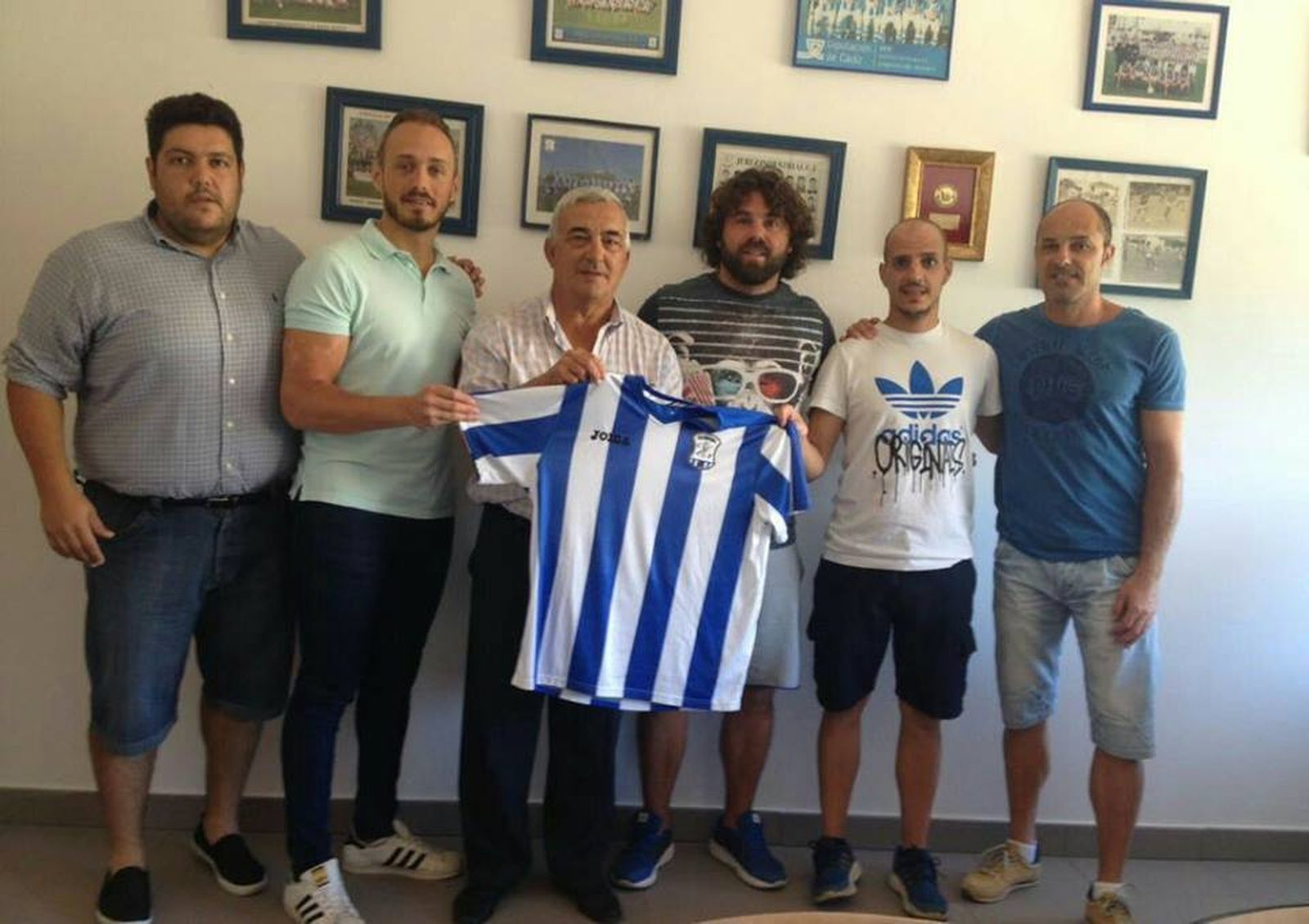 Juan Pedro Ramos posa con el resto del cuerpo técnico y colaboradores que tendrá en el Jerez Industrial.