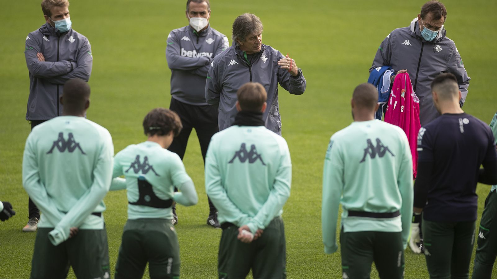 Manuel Pellegrini dialoga con la plantilla.