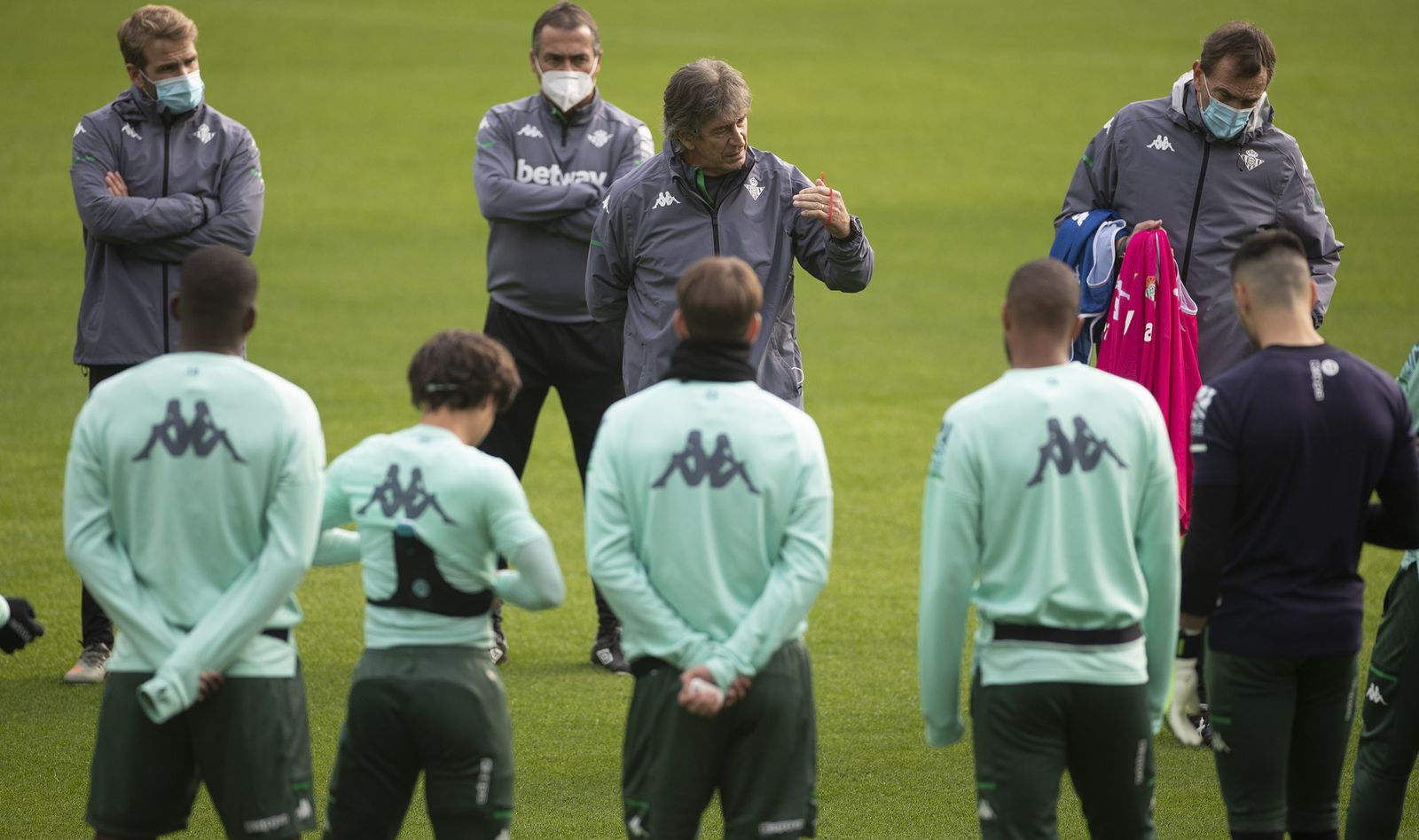 Manuel Pellegrini dialoga con la plantilla.