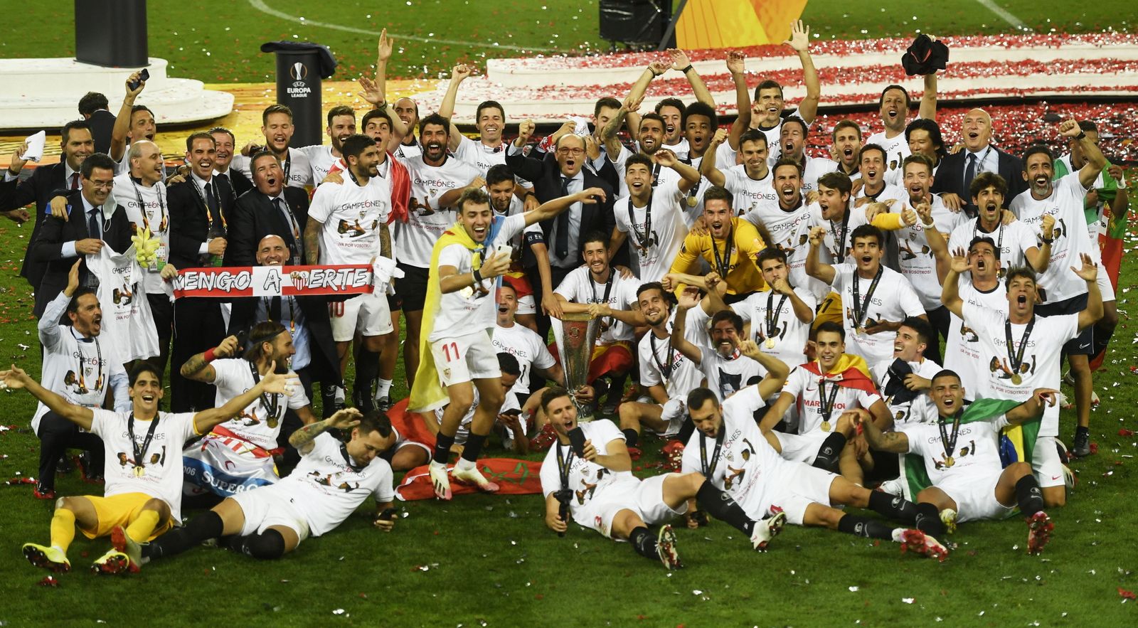 El Sevilla posa eufórico con el trofeo de la Europa League en la hierba de Colonia.