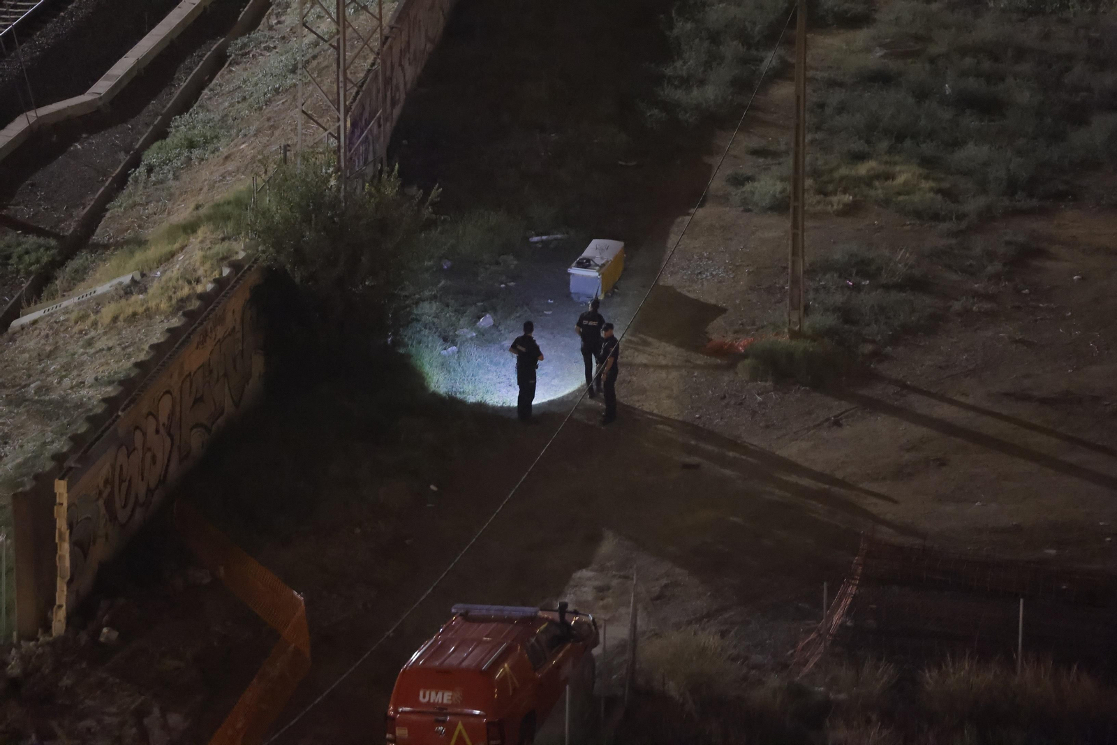 Las imágenes del dispositivo de búsqueda de la Policía y la UME para encontrar a Álvaro Prieto junto a las vías de Santa Justa