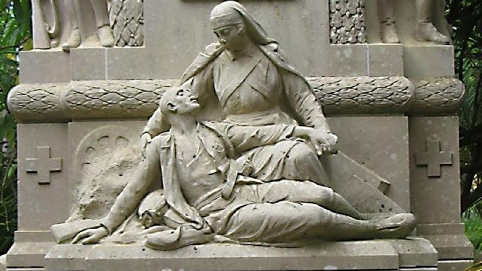 Figura central del monumento, con la duquesa atendiendo a un herido.