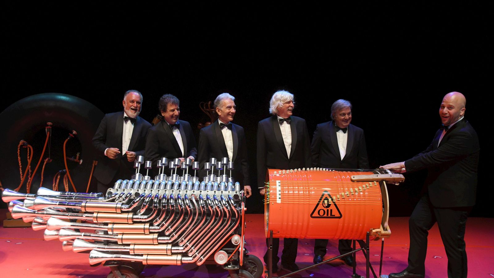 Les Luthiers durante una actuación del pasado enero, con el grupo reconfigurado por las bajas.