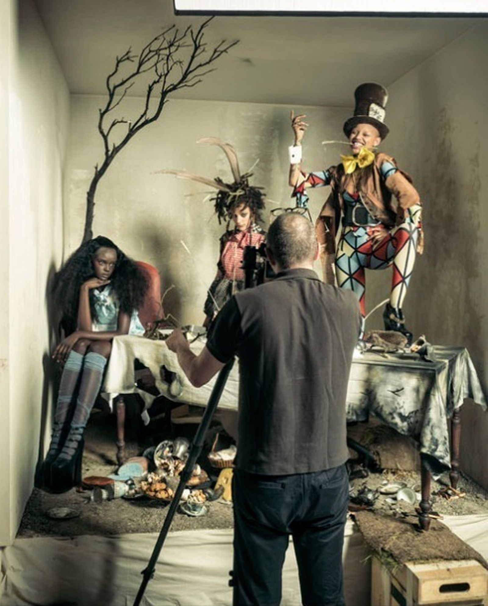 El fotógrafo Tim Walker realiza una de las fotos del calendario.