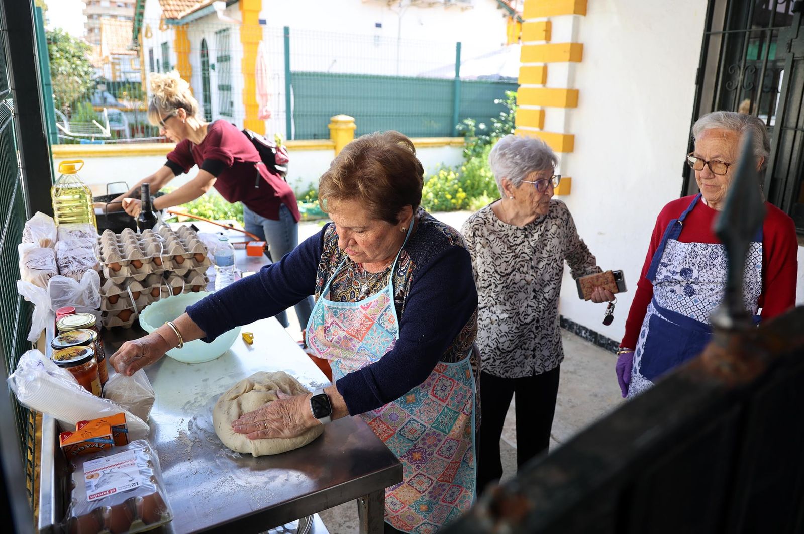 Imágenes de la elaboración de dulces de Cuaresma por los vecinos del Barrio Obrero