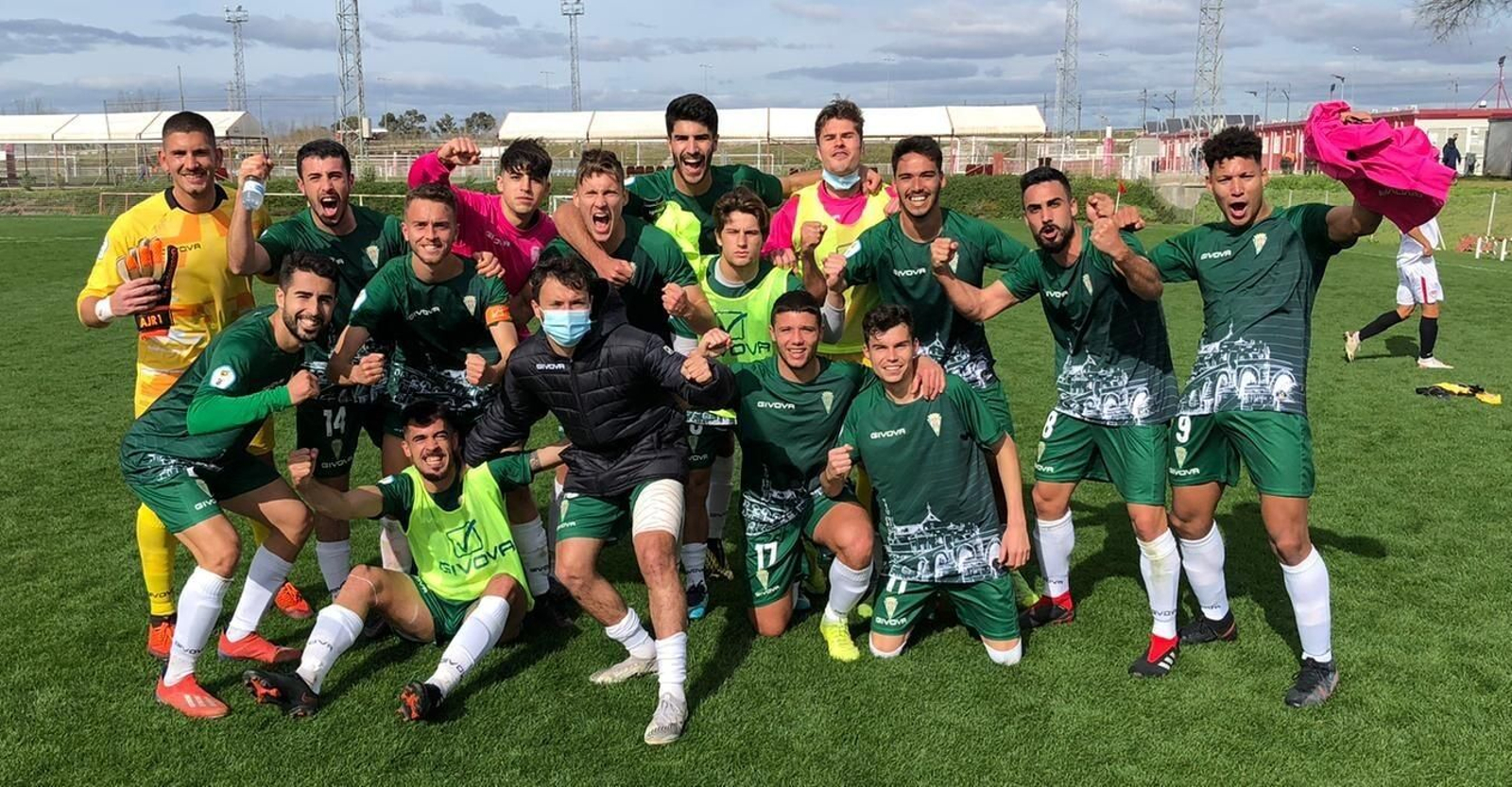 Los jugadores del Córdoba B celebran su triunfo en la Ciudad Deportiva sevillista.