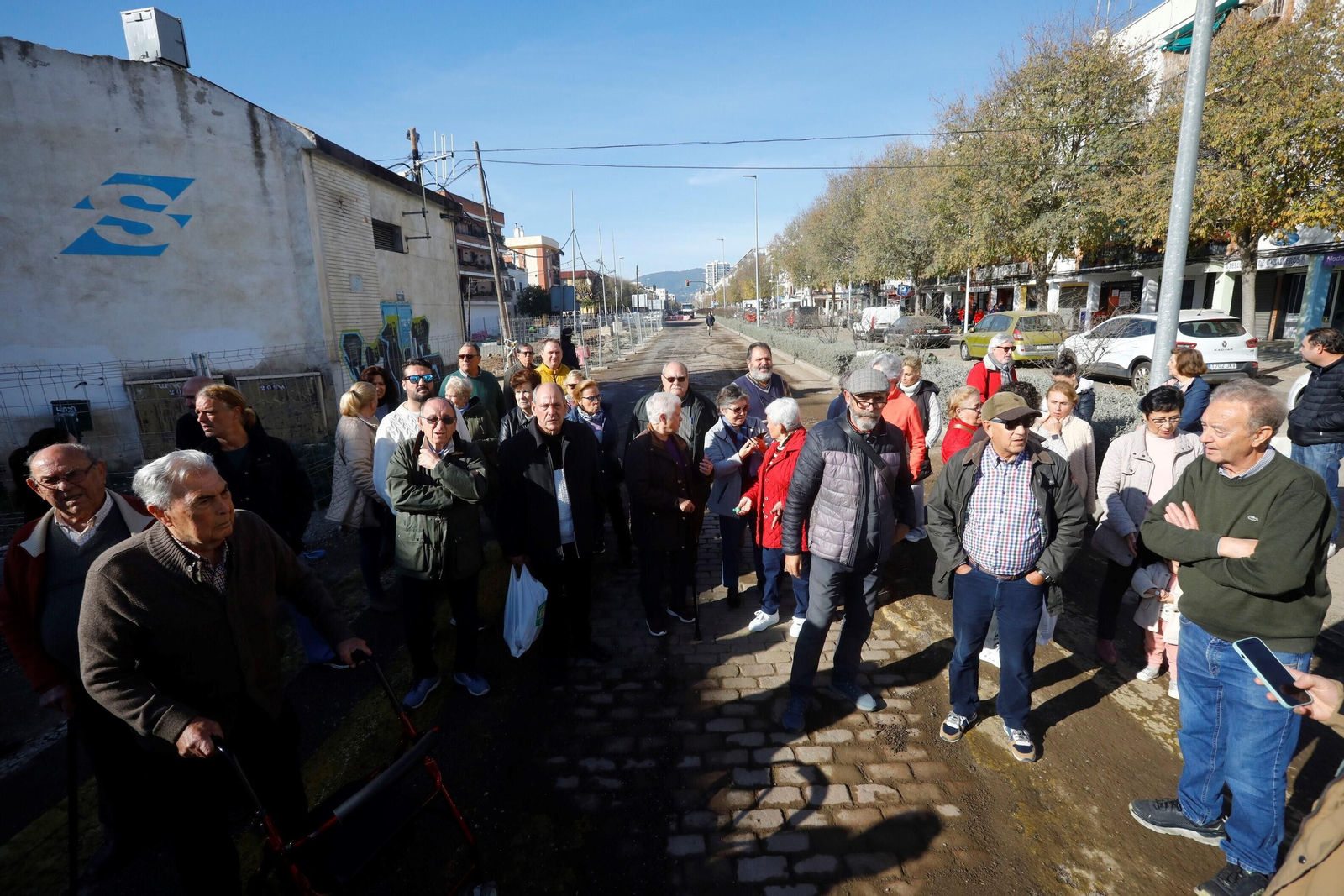 Los vecinos de carretera Trassierra vuelven a protestar por el retraso de las obras y la falta de accesibilidad, en imágenes