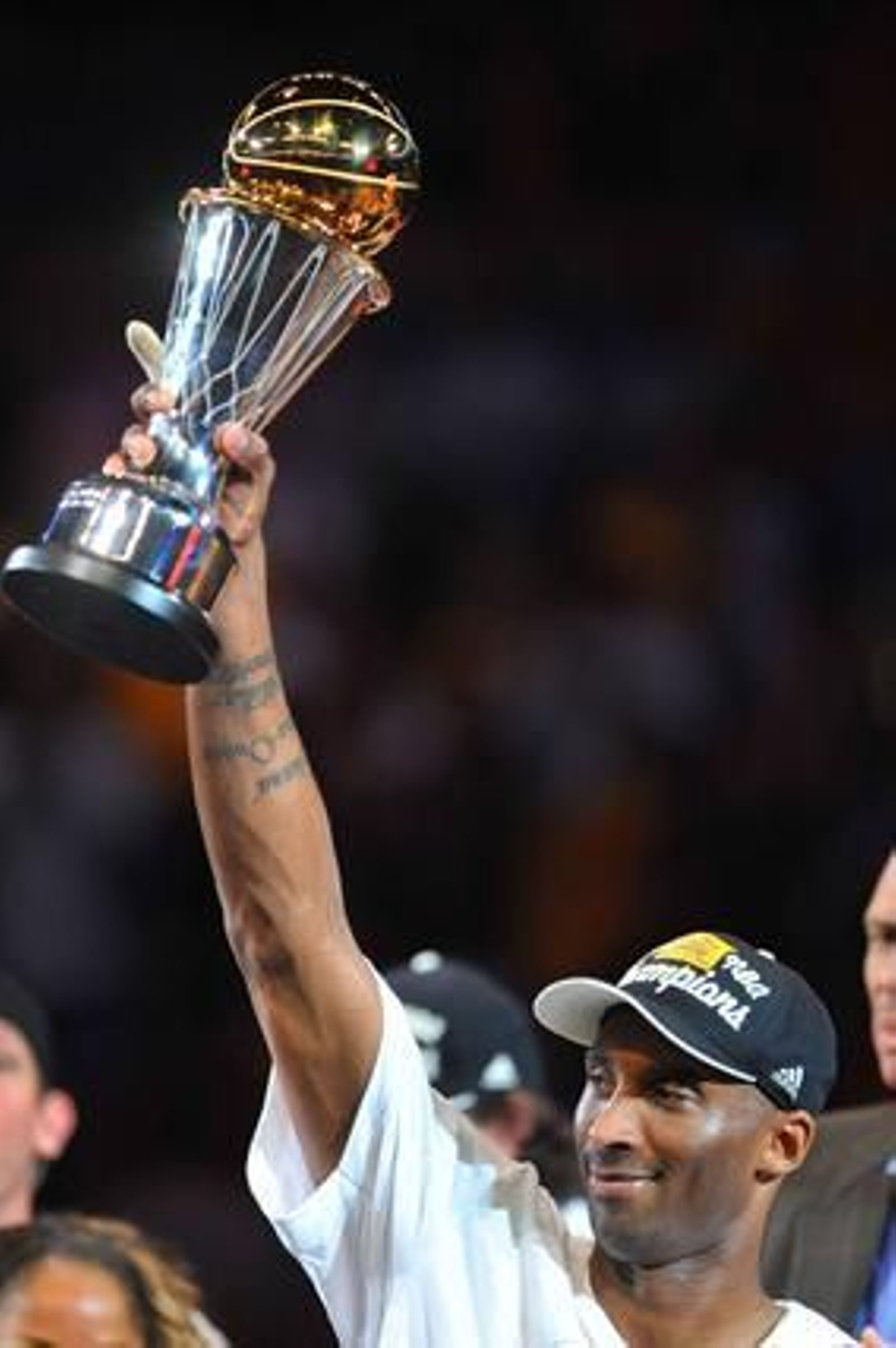 Los Angeles Lakers se alzaron con su decimosexto anillo tras vencer a Boston Celtics (83-79) en el séptimo partido de la final de la NBA.

Foto: Agencias