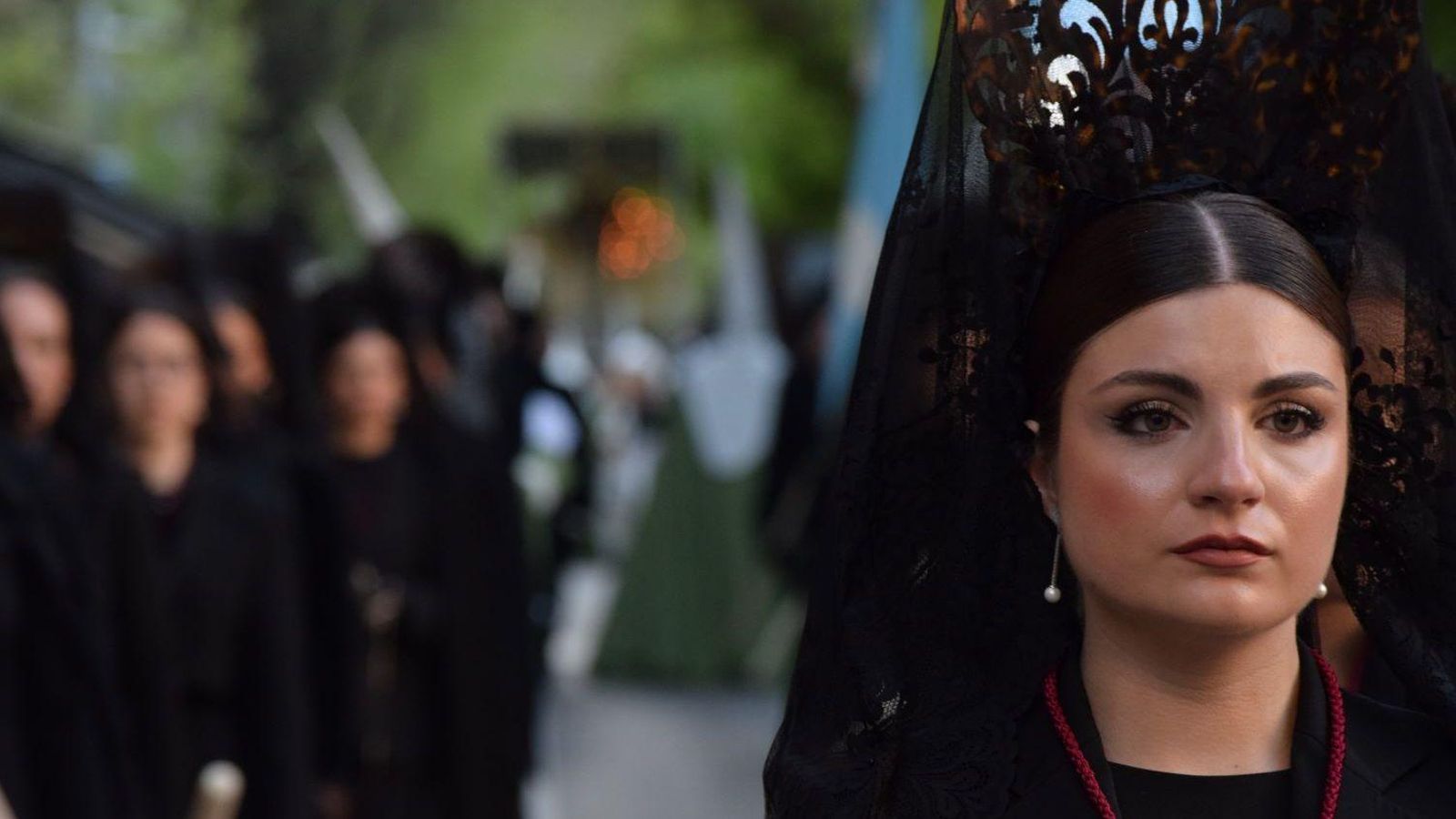 Las mantillas preceden al paso de la Esperanza.