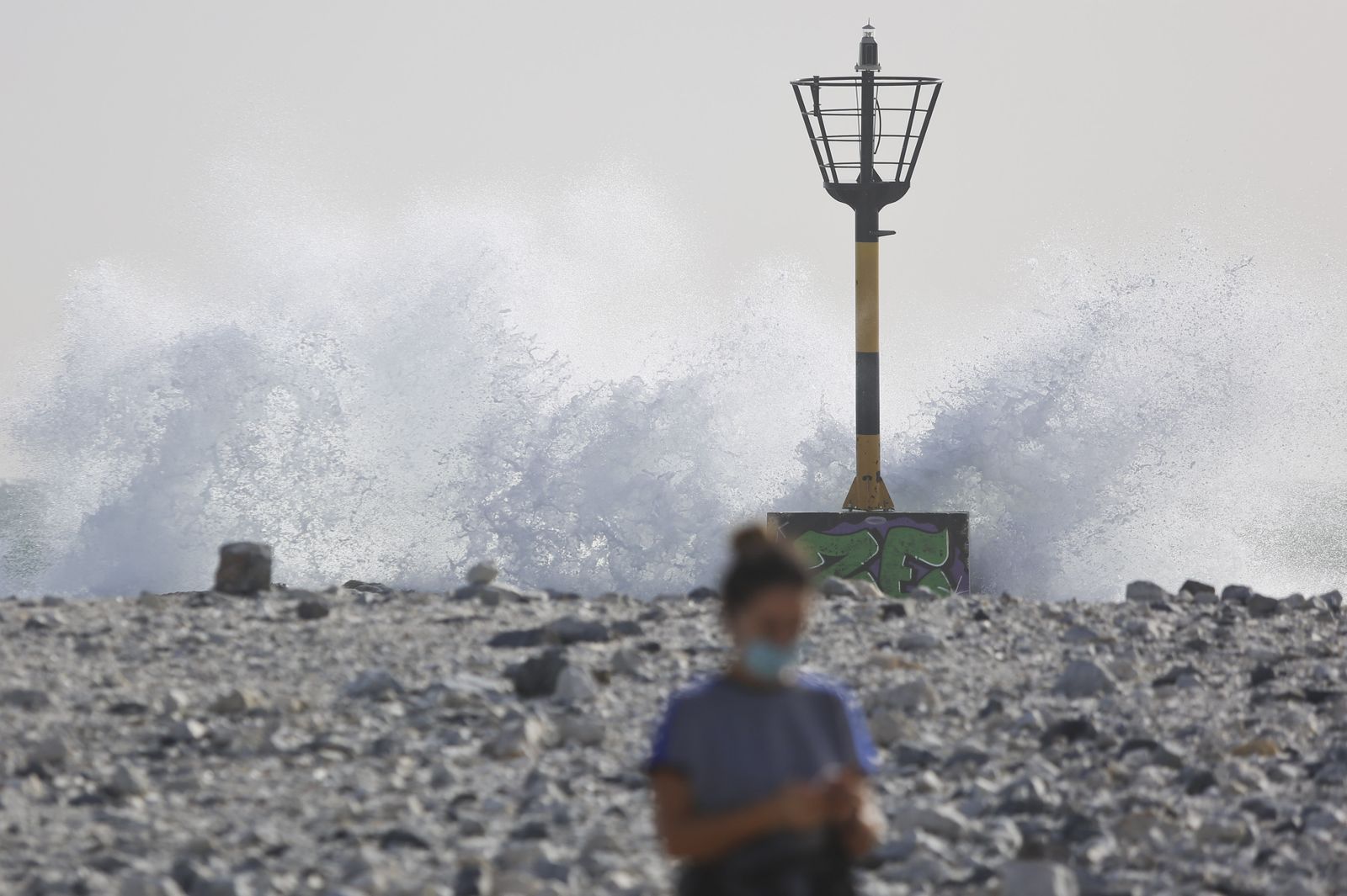 Viento, olas y surfistas para iniciar el fin de semana
