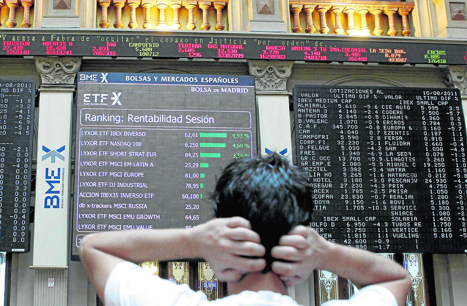 Un inversor sigue la evolución de las cotizaciones en Madrid.