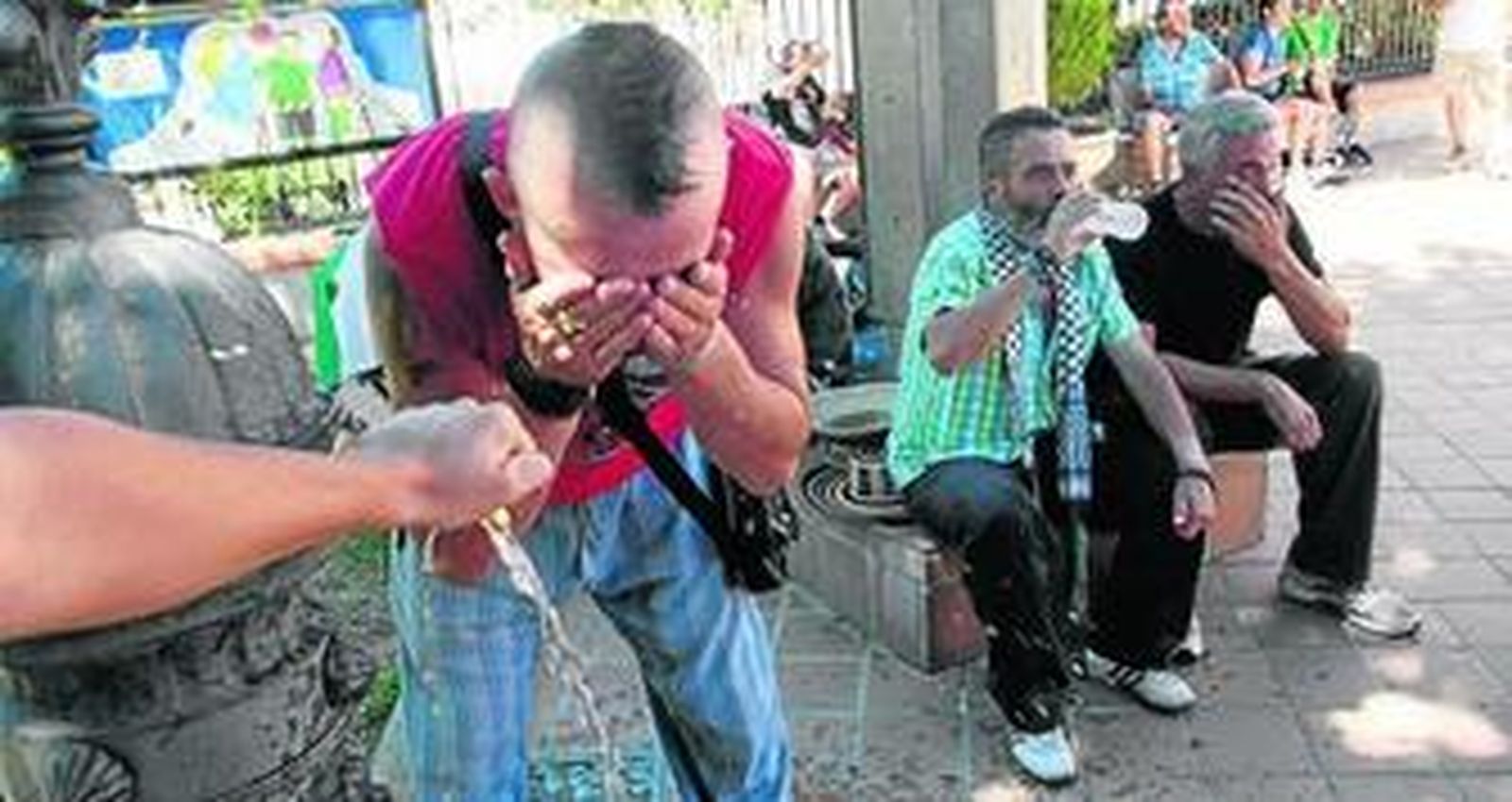1. La marcha paró a comer en el parque Guaynabo. Los más avispados pudieron hacerse con las mejores zonas de sombra. 2. Una mujer con uno de los bocadilos aportados por una asociación de parados de Albolote. 3. Sánchez Gordillo y Cañamero, descansando. 4. Después de las tres horas de descanso, tocaba andar hasta Peligros.