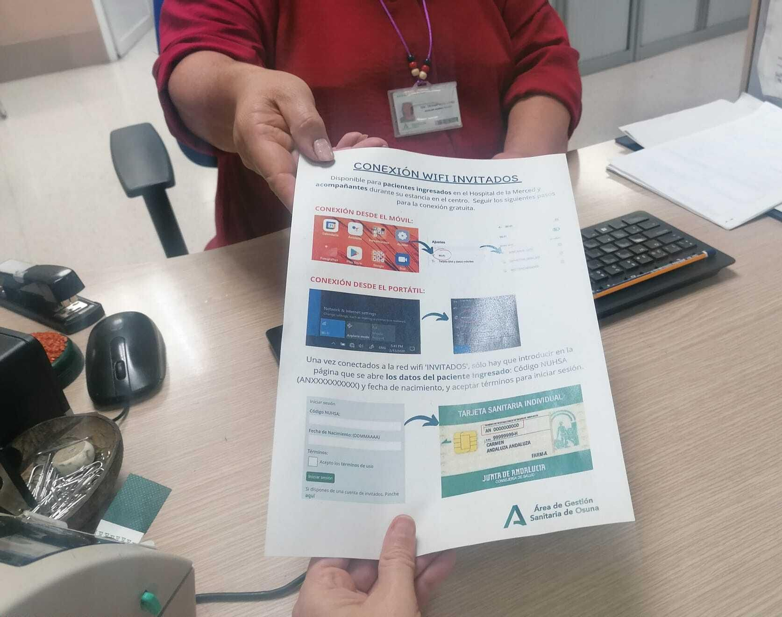 Un paciente recibe la hoja de instrucciones de uso del wifi gratuito.