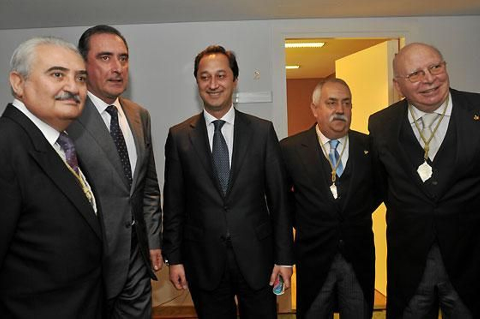 Carlos Herrera y Alfonso Rodríguez Gómez de Celis, teniente de alcalde delegado de Presidencia y Urbanismo del Ayuntamiento de Sevilla.

Foto: Manuel Gómez