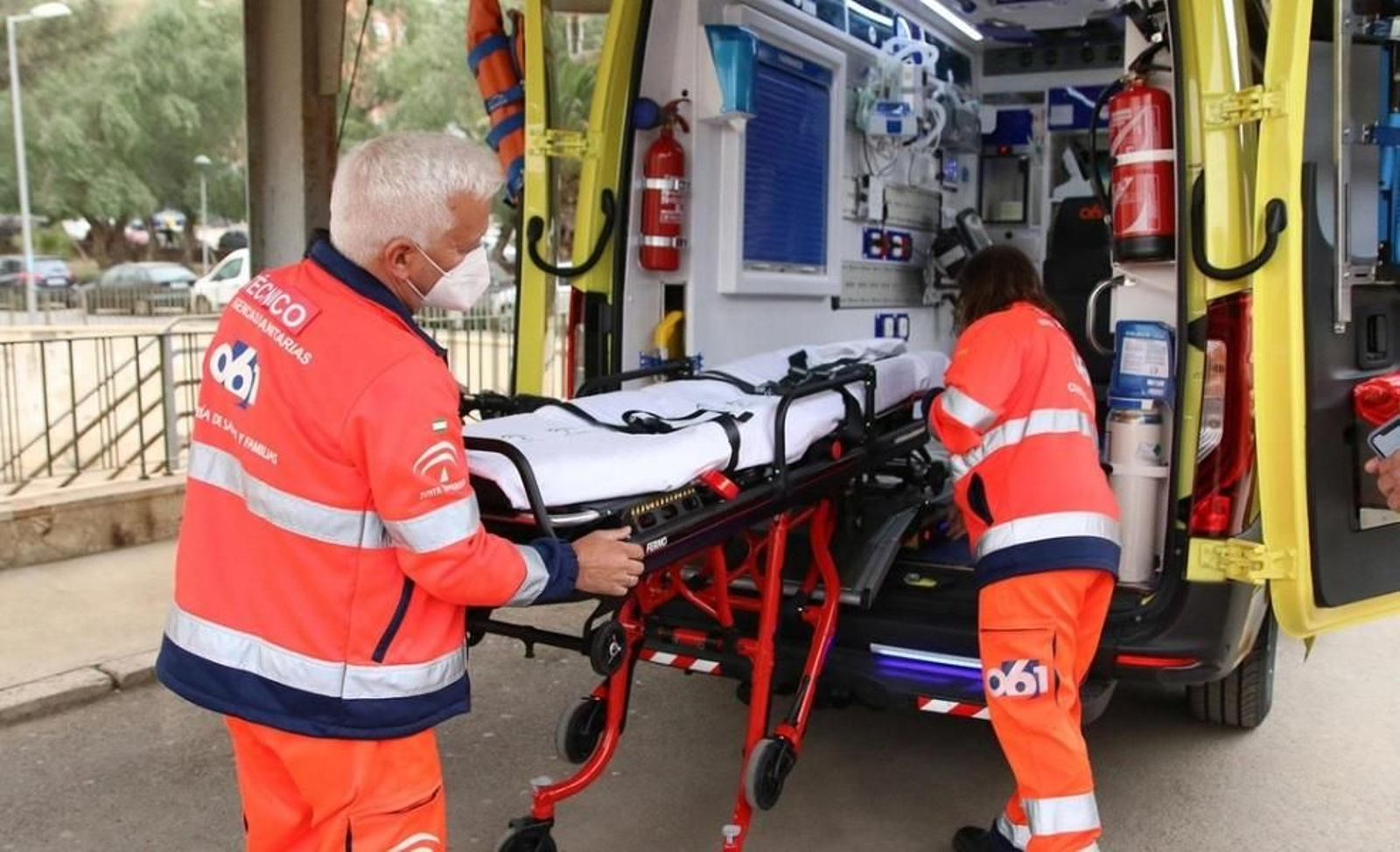 Trabajadores sanitarios de una ambulancia sanitaria.