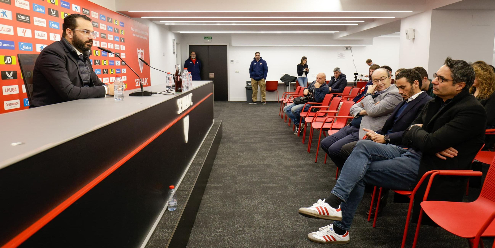 Víctor Orta se expresa ante José Castro, José María del Nido Carrasco y su ayudante Gaby Ruiz.