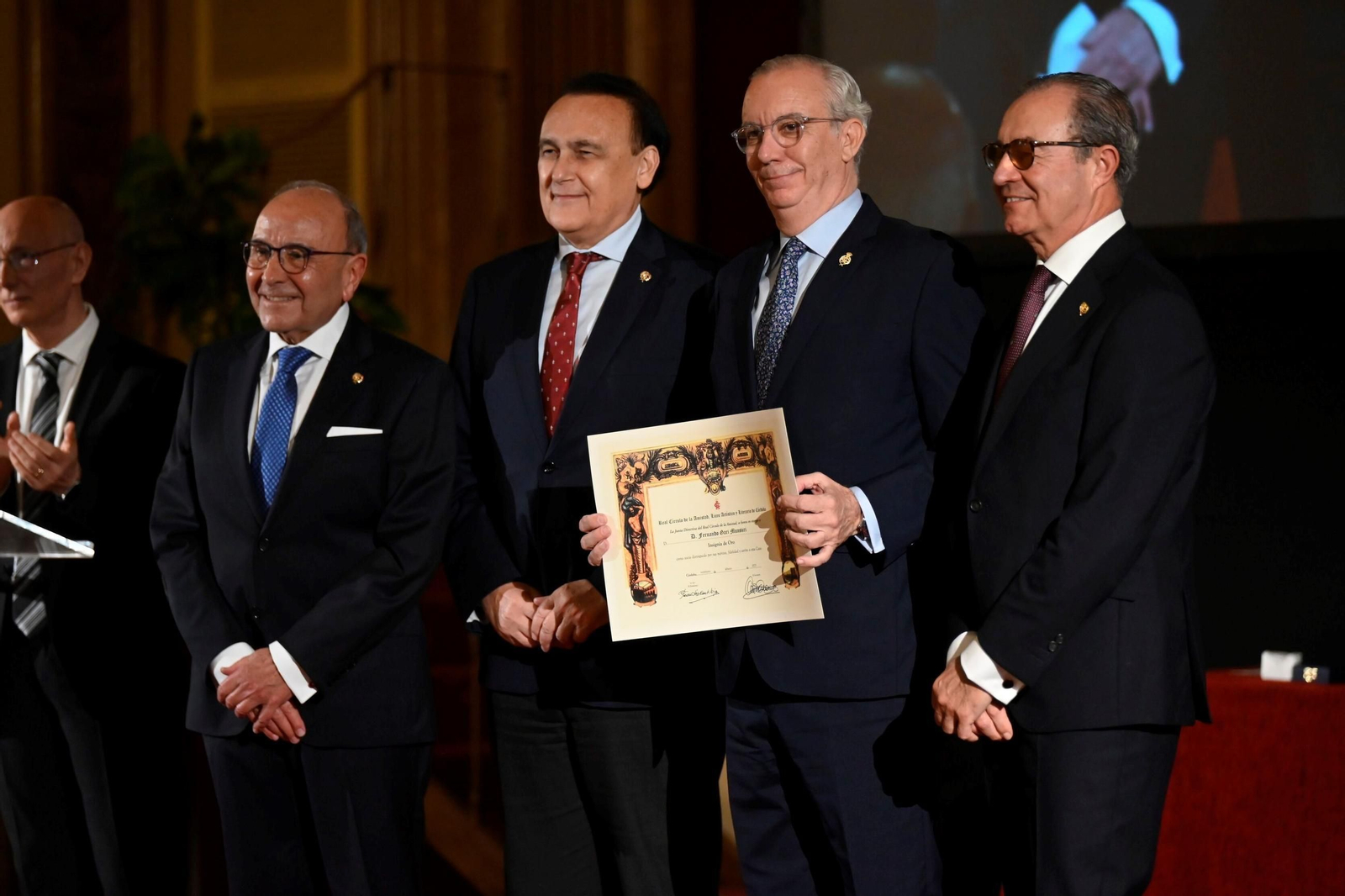 Ls imágenes de la entrega de insignias y la Medalla de Oro del Real Círculo de la Amistad de Córdoba