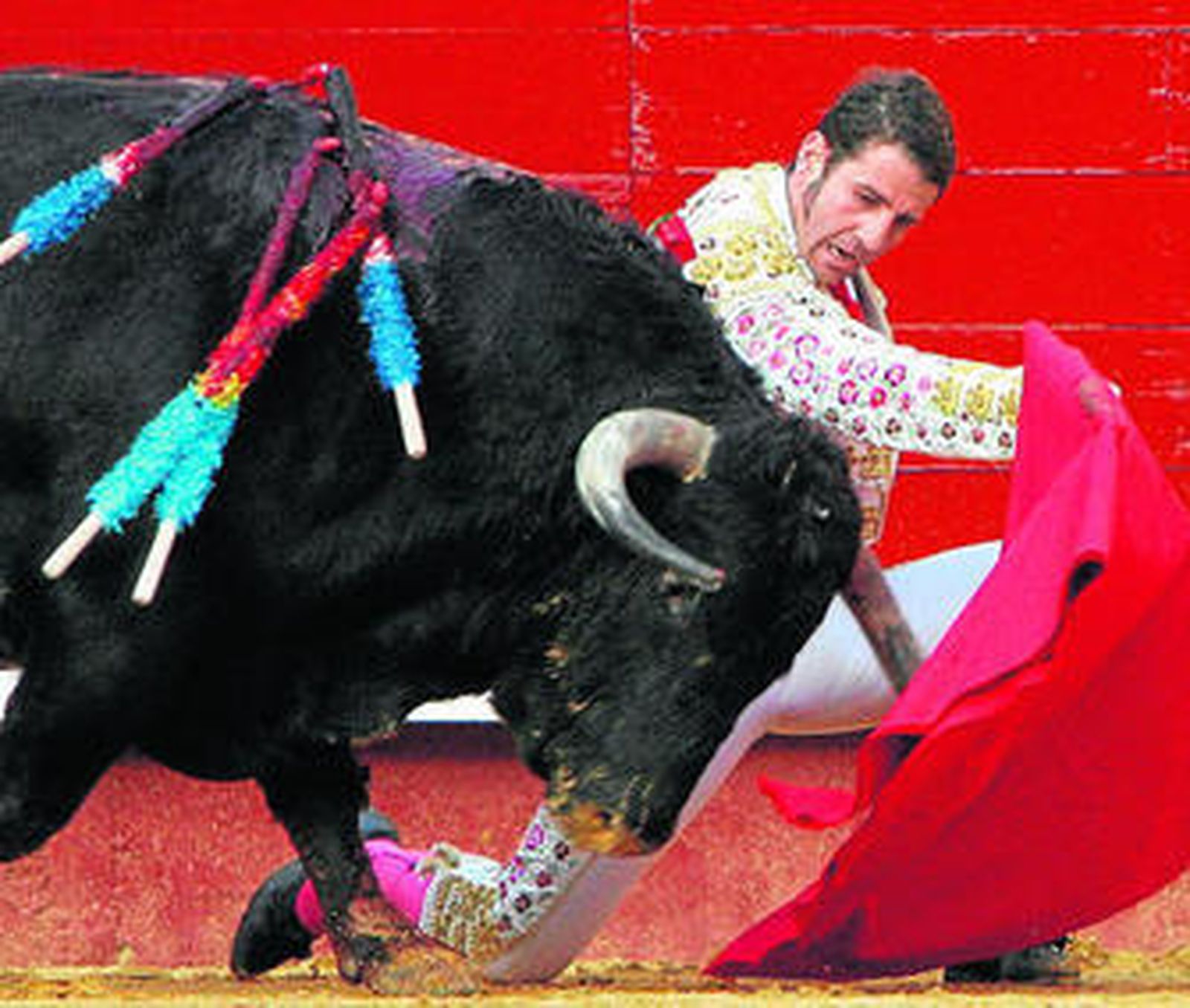 El jerezano Juan José Padilla, en un muletazo de rodillas.
