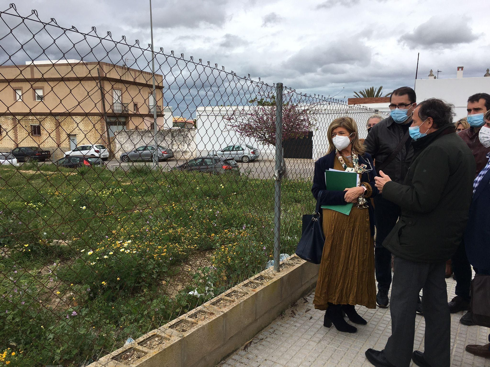 Visita de la delegada territorial al solar municipal donde se construiría el cuarto centro de salud de Chiclana, otra de las demandas de la ciudad en materia de Sanidad.
