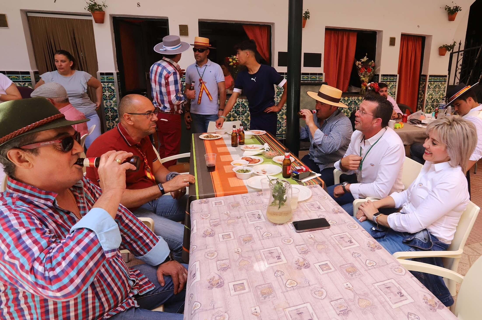 Imágenes del ambiente El Rocío y en Casas de Hermandades