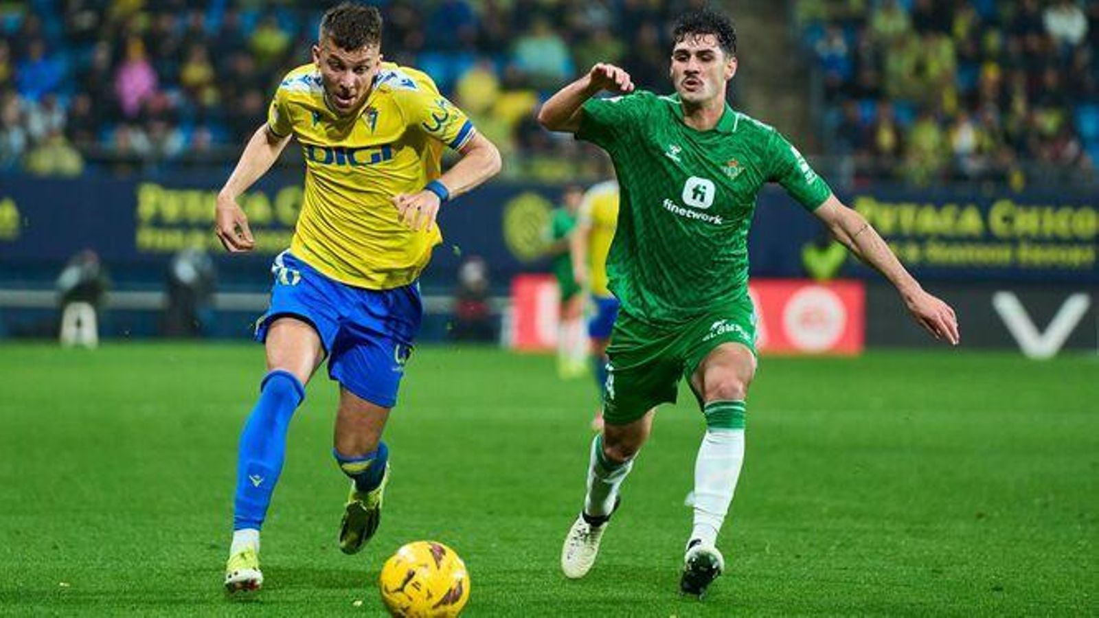 Johnny persigue con fuerza a Iván Alejo por la banda izquierda del Betis.