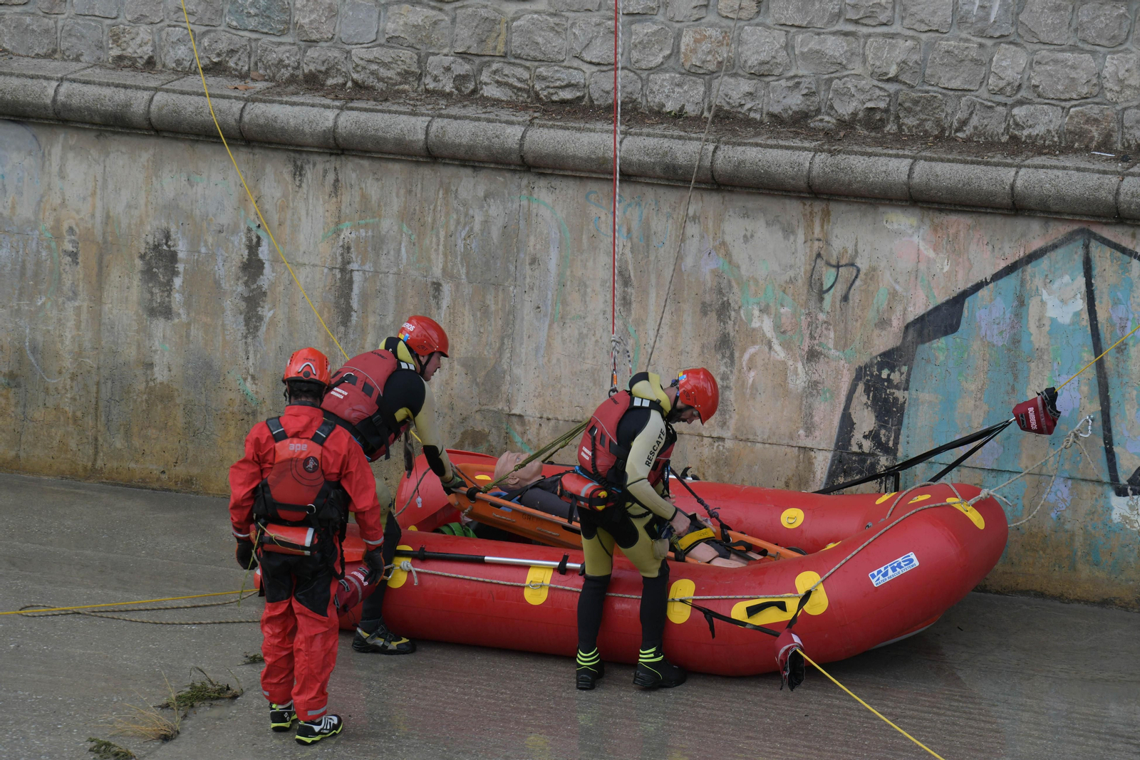 Fotos: Las mejores imágenes del simulacro de rescate de un coche accidentado en el río Genil de Granada
